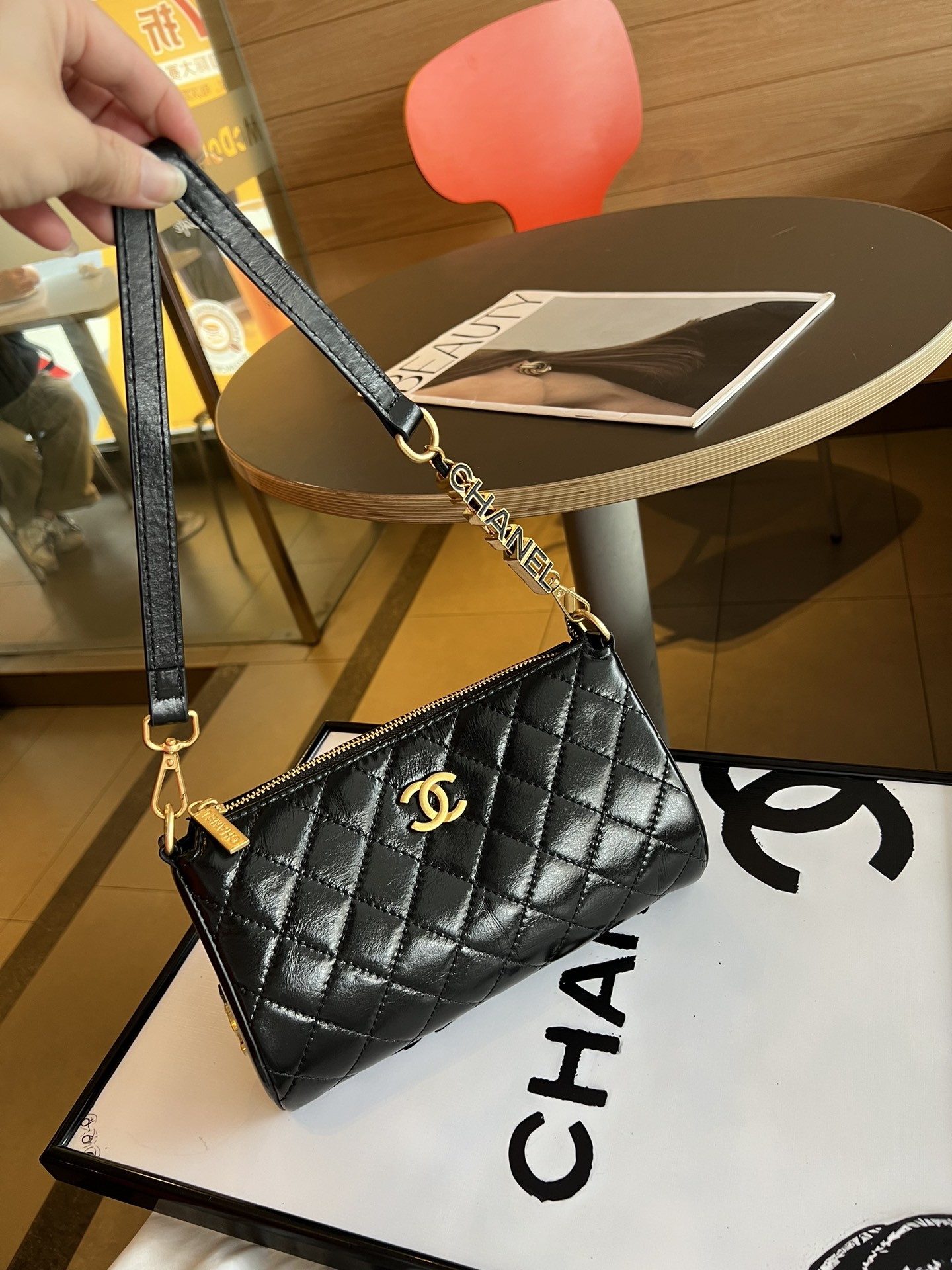 Chanel Crossbody & Shoulder Bags Black Cowhide Vintage Chains