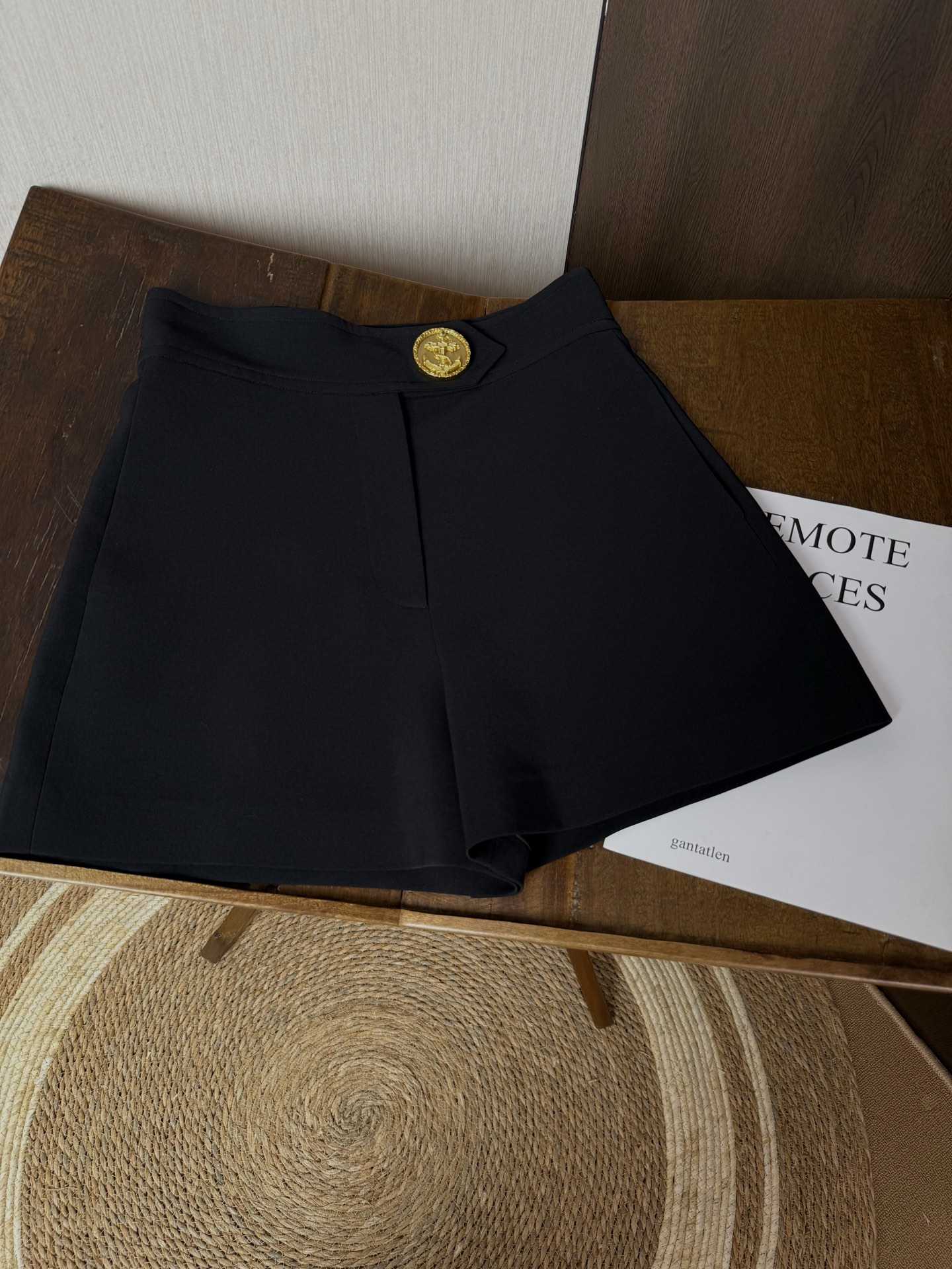 NO:861264,Louis A-line version of high-waisted shorts, large anchor buttons highlight the season's large-size trend, size S-XL, Louis Vuitton-clothing, louis vuitton, shorts,19860909路易 A字版高腰短裤 大号锚形纽扣彰显当季大尺寸潮流,码数 S-XL,路易威登-服装,louis vuitton,shorts,,Women's clothing