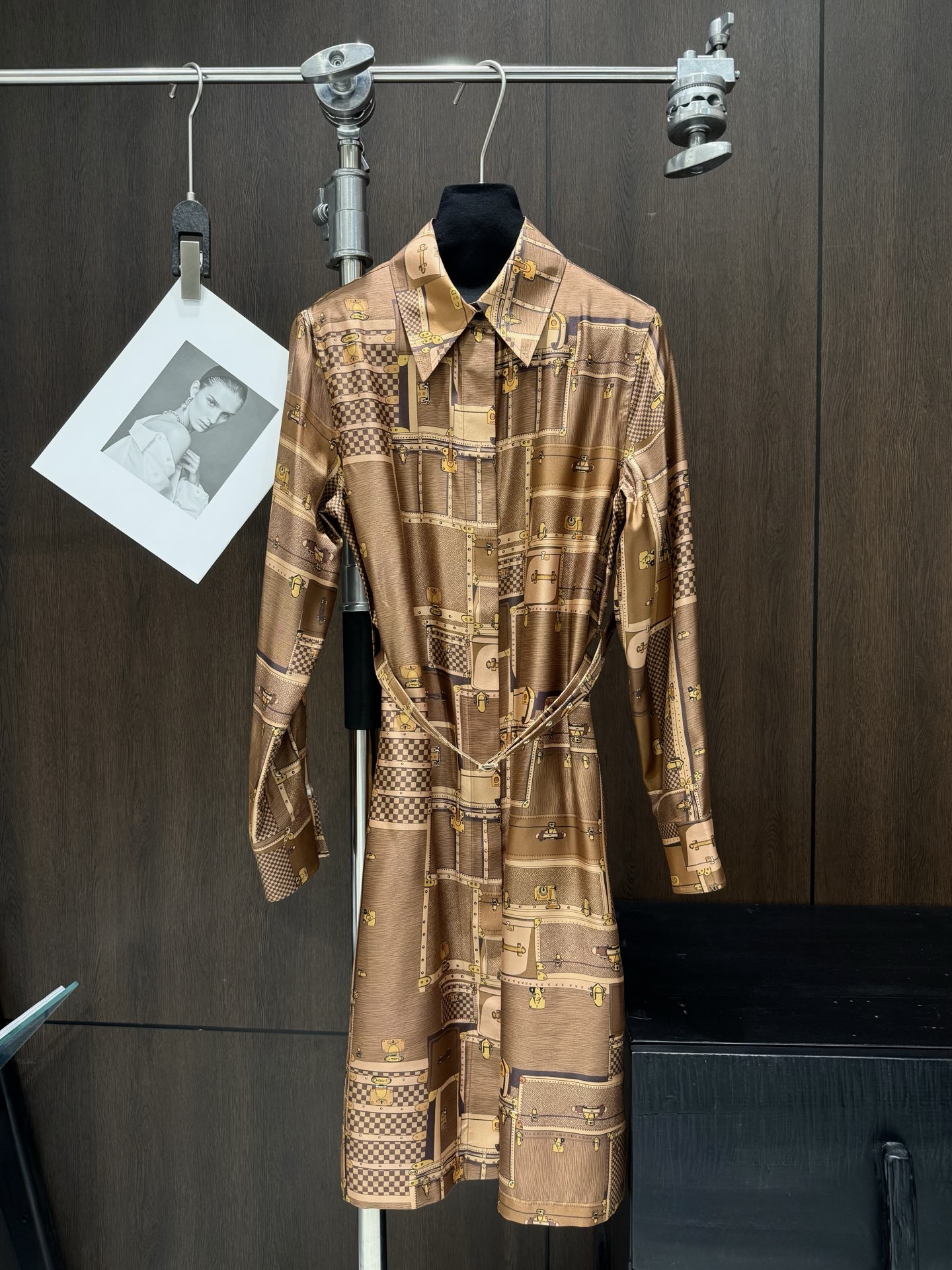 NO:861323,Louis 26 early spring printed long-sleeved dress, positioning silk print. Size S-XL, Louis Vuitton-clothing, louis vuitton, skirts, real silk,19860909路易 26早春印花长袖连衣裙,定位真丝印花.码数 S-XL,路易威登-服装,louis vuitton,skirts,real silk,,Women's clothing