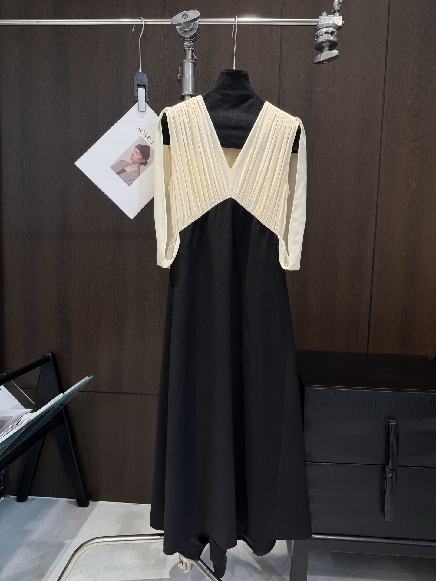 NO:866199,CL black and white stitching pleated dress, off-white pleated V-neck, simple and stylish, size S-XL, women's clothing, skirts,19860909CL黑白拼接褶皱连衣裙 米白色褶皱V领 简约又有设计感,码数S-XL,女装,skirts,,Women's clothing