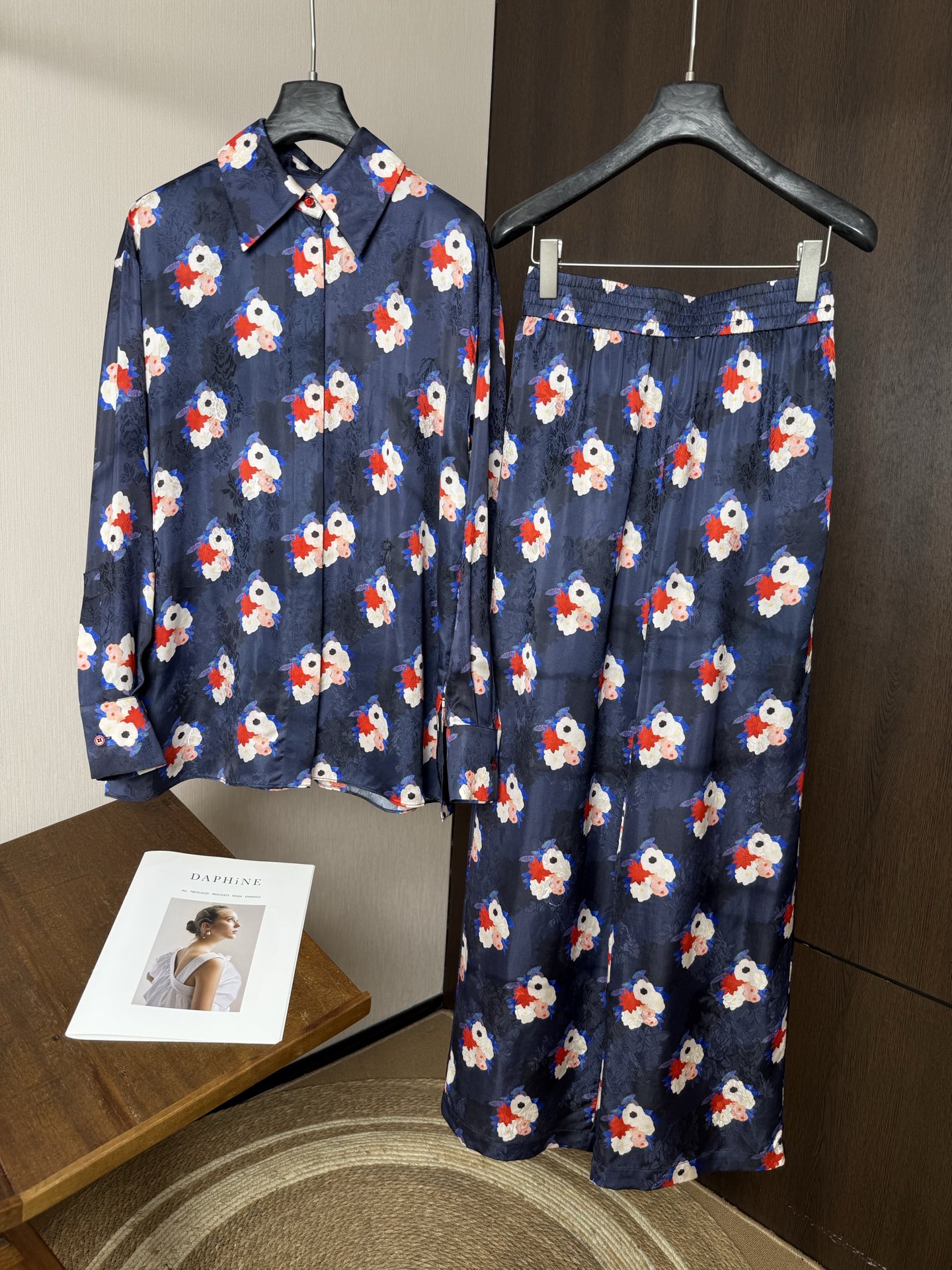 NO:861324,FD26 spring and summer printed suit. The dark blue floral pattern has a summer atmosphere. It is comfortable and fashionable. Size S-XL set, Fendi-clothing, fendi,19860909FD26春夏印花套装 深蓝花卉图案超有夏日氛围感 舒适又时髦,码数 S-XL 套,芬迪-服装,fendi,,Women's clothing