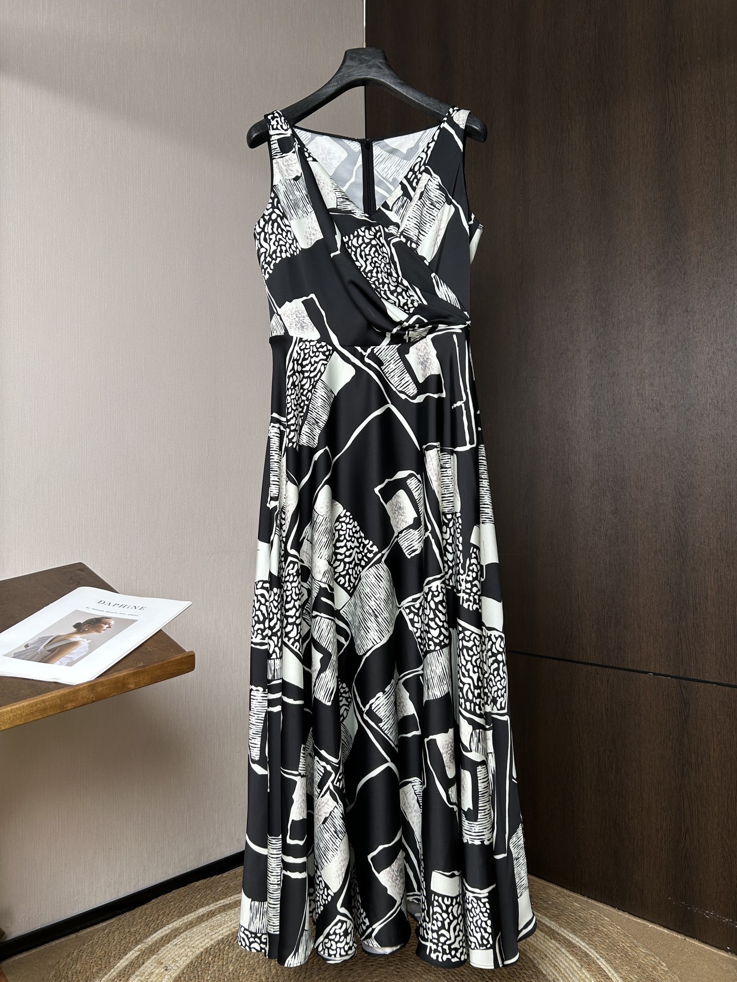 NO:861507,SLP black and white geometric sleeveless long skirt, welding the sense of relaxation directly to the body, size S-XL, women's clothing, loro piana, skirts,19860909SLP黑白几何无袖长裙 直接把松弛感焊在身上,码数S-XL,女装,loro piana,skirts,,Women's clothing