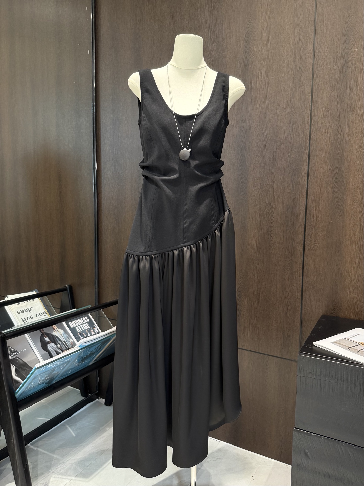 NO:866221,JAC's high-end little black dress. The craftsmanship of this skirt is really hard to hide. The waist-cinching pleat craft on the upper part accurately fits the waistline and quietly wraps around the waist and abdomen to create a natural hourglass feel. Size S-XL, women's clothing, skirts,19860909JAC 高级感小黑裙 这条裙子工艺真的藏不住 上部分收腰褶皱工艺 精准贴合腰线 悄悄缠住腰腹肉肉 打造自然沙漏感,码数 S-XL,女装,skirts,,Women's clothing