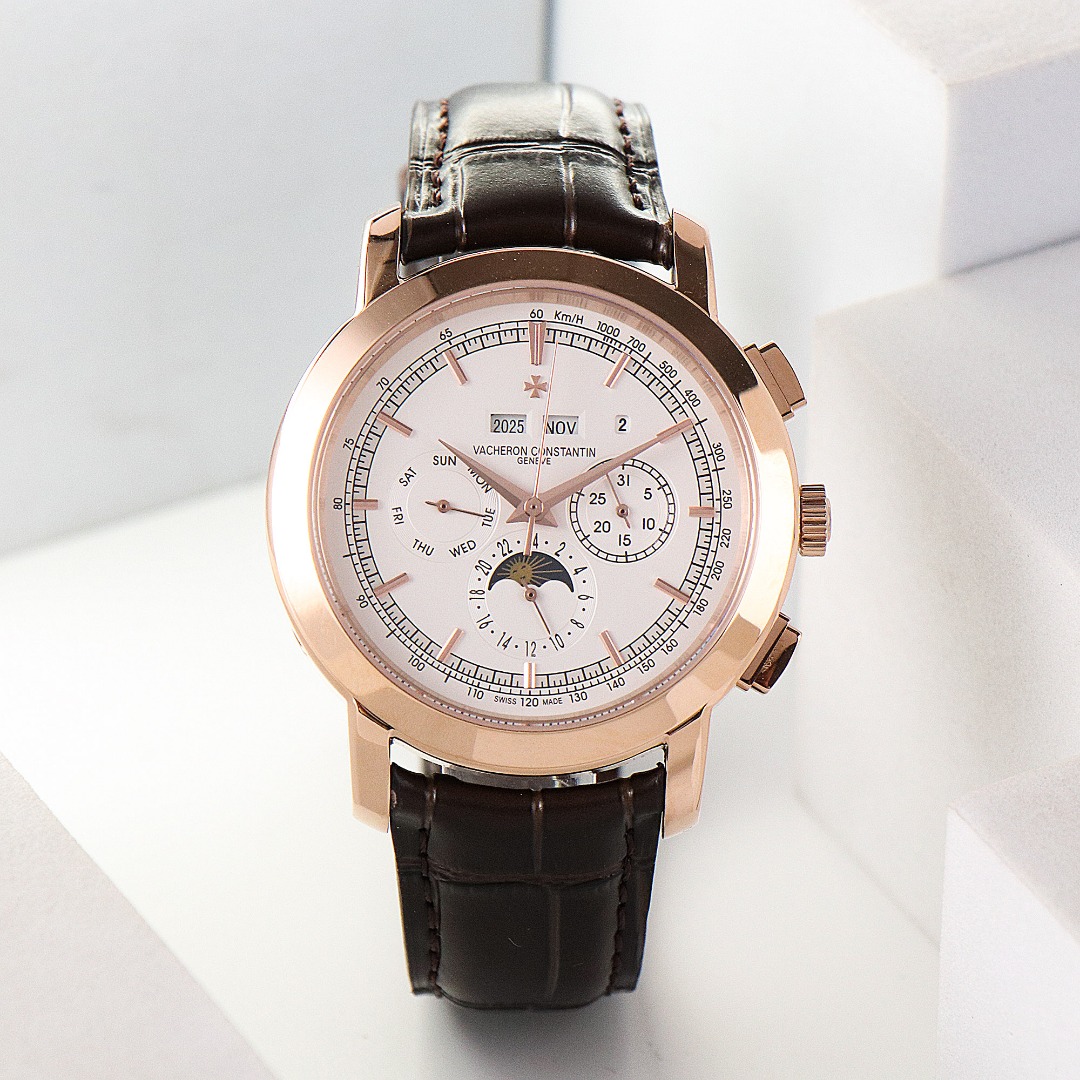 NO:714984,TWFactory, the masterpiece of Taiwan factory, the new V2 upgraded version!  The highest version on the market, the Jiangshi Heritage Series 5000T/000P_B Perpetual Calendar Multi-Function Watch, 1 is equipped with the same movement as the genuine product, the balance wheel is exactly the same as the genuine product, and all functions can be used normally. 2 The four corner curvature of the case has been improved, the color curvature of the dial is more consistent, the 12 scales are polished more delicately, and the whole is closer to the counter!  3. Paired with Italian cowhide, it makes the wrist more fit and comfortable!  The Vacheron Constantin Heritage Series produced by the TW factory incorporates the most unique DNA of Vacheron Constantin. It is a symbol of Vacheron Constantin's ultimate elegance and fully embodies the purest tradition of the fine watchmaking industry!  Suitable for various business occasions, simple and refined yet elegant!  TW's exquisite replica, please appreciate it!  [White, rose],,vacheron,cowhide19860909TWFactory,台湾厂力作,全新V2升级版！市场最高版本江诗传袭系列5000T/000P_B万年历多功能腕表,1搭载与正品一致机芯,摆轮与正品完全一致,所有功能均可正常使用.2对表壳的四个角弧度进行改善,表盘颜色弧度更契合,12个刻度打磨更细腻,整体更贴近专柜！3搭配意大利牛皮让手腕更贴合舒适！TW工厂出品的江诗.丹顿传袭系列融汇了江诗.丹顿最独特的DNA,是江诗丹顿极致优雅的象征,充分体现了高级制表业最纯粹的传统！适合各种商务场合,简敛精致不失优雅！TW精品复刻,敬请品鉴！[白,玫],,vacheron,cowhide,Watch