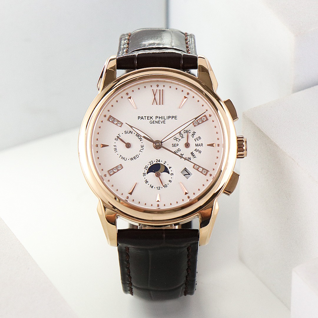 NO:714976,[TW Taiwan Factory’s latest masterpiece] Patek Philippe Perpetual Calendar Multi-Function High-end Watch!  The style adopts multi-functional imported mechanical movement!  Zero repair quality. The entire watch case adopts an exclusively developed CNC grinding process, which is exactly the same as the original process, and the overall text quality is better!  The diameter is 41*10mm. The dial functions include: date, day of the week, month, true sun, moon and star rotation. The elegant aristocratic atmosphere combines with unparalleled visual enjoyment, mysterious elegance, exquisiteness and extraordinary. The style is matched with Italian cowhide to make the wrist more comfortable and comfortable. The watch uses the original butterfly folding clasp, which is generous and classy. No one really owns Patek Philippe, it is just kept for the next generation. [White, Rose 1500],, patek philippe, cowhide19860909【TW台湾厂 年最新力作】百达翡丽万年历多功能高级腕表！ 款式采用多功能进口机械机芯！零返修质量.整个表壳采用独家研发的CNC精磨工艺,与原装工艺效果如出一辙,整体字面质感更佳！直径41*10mm.表盘功能有:日期,星期,月份,真日月星辰转动,优雅的贵族气息结合无与伦比的视觉享受,神秘雅致,精湛非凡 .款式搭配意大利牛皮让手腕更贴合舒适,腕表采用原装的蝴蝶折叠表扣,大方富有档次. 没有人真正拥有百达翡丽,只不过为下一代保管而已.【白,玫1500】,,patek philippe,cowhide,Watch