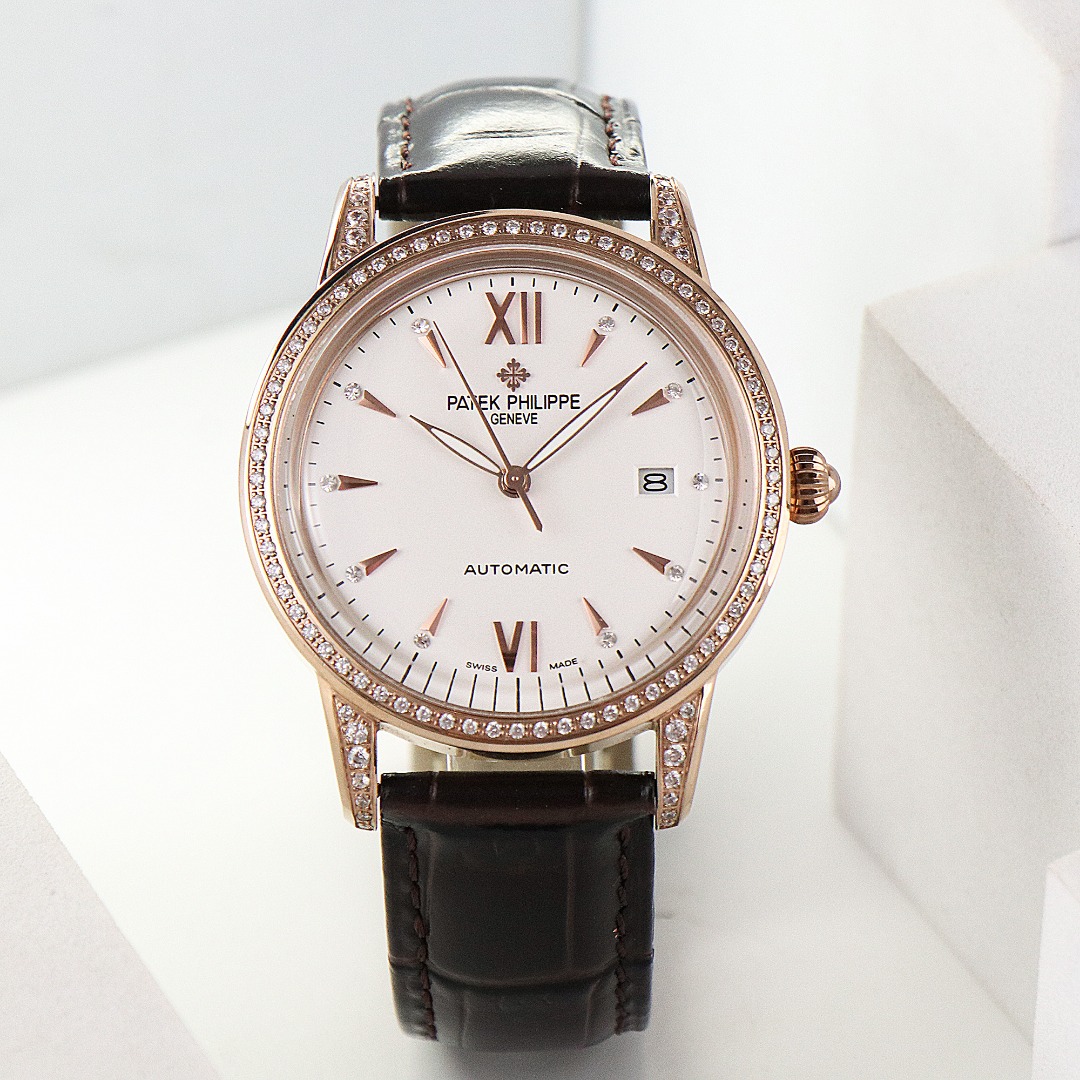 NO:714980,[Latest product in TW] Patek Philippe’s highest version watch on the market!  The TW watchmaker team spent 8 months carefully designing, daring to be the first, breaking through multiple technical bottlenecks, and striving for perfection!  [Case] The market's exclusive latest pot lid glass material, the dial is simple and extraordinary, 12 scales are integrated with the glass, the exclusive diamond-filled case has a strong 3D three-dimensional effect, ultra-thin craftsmanship, and a diameter of 40mm. [Movement] The watch uses the original movement, with a vibration frequency of 28,800 times per hour, and zero repair quality. [Strap Buckle] The style is matched with Italian cowhide to make the wrist more comfortable and comfortable. The watch buckle is engraved with a classic logo, generous and classy.  No one really owns Patek Philippe, they just keep it for the next generation. [White, Rose 1250],,patek philippe,cowhide19860909【 TW 年最新出品】百达翡丽 市场最高版本腕表！TW制表师团队历时8个月精心设计,敢为人先,突破多层技术瓶颈,力求完美！【表壳】市场独家最新锅盖玻璃材质,表盘简而不凡,12个刻度与玻璃融为一体,独家的满钻表壳,具有超强3D立体感,超薄工艺,直径40mm.【机芯】腕表采用原装机芯,每小时振频28800次,零返修质量.【表带扣】款式搭配意大利牛皮让手腕更贴合舒适,腕表表扣上面刻有经典标志,大方富有档次. 没有人真正拥有百达翡丽,只不过为下一代保管而已.【白,玫1250】,,patek philippe,cowhide,Watch