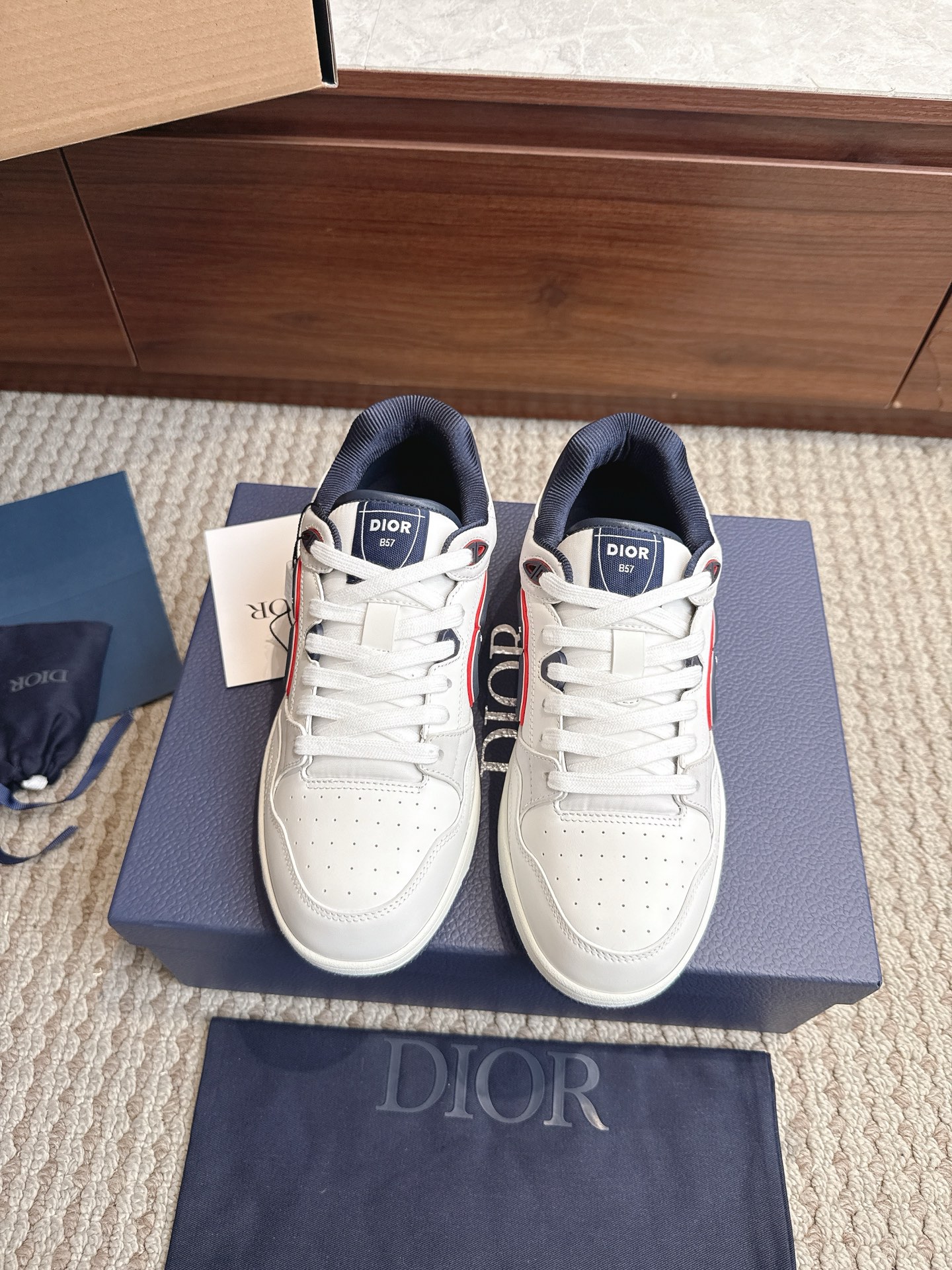 NO:867927,Top version men's size 39-45 Dio/Dior B57 series casual sneakers for couples. Original purchase, development and production. Carefully made of Dior gray cow leather, with same-tone CD Diamond pattern canvas panels on the sides. CD Icon-shaped shoelace eyelets are clever and exquisite, and the two-color rubber sole, tongue and heel are all decorated with special details, making it more refined. A very casual and versatile shoe. Fabric imported calfskin + Oblique old floral fabric /  Customized breathable lining, outsole original molded TPU combination outsole, sole thickness 3cm, casual shoes/sports shoes, dior, dior, sneakers, cowhide19860909顶级版本男码39—45Dio/迪奥B57系列 情侣款休闲板鞋 原版购入开发做货 采用迪奥灰牛皮革精心制作,侧面饰以同色调 CD Diamond 图案帆布镶片. CD Icon 造型的鞋带孔眼巧妙精致,双色橡胶鞋底、鞋舌和鞋跟处均饰以特色细节,更显精致 非常休闲百搭一款鞋子 面料进口小牛皮+ Oblique老花布 / 内里定制透气内里 大底原版开模TPU组合大底 底厚3cm,休闲鞋/运动鞋,dior,dior,sneakers,cowhide,Women's Shoes