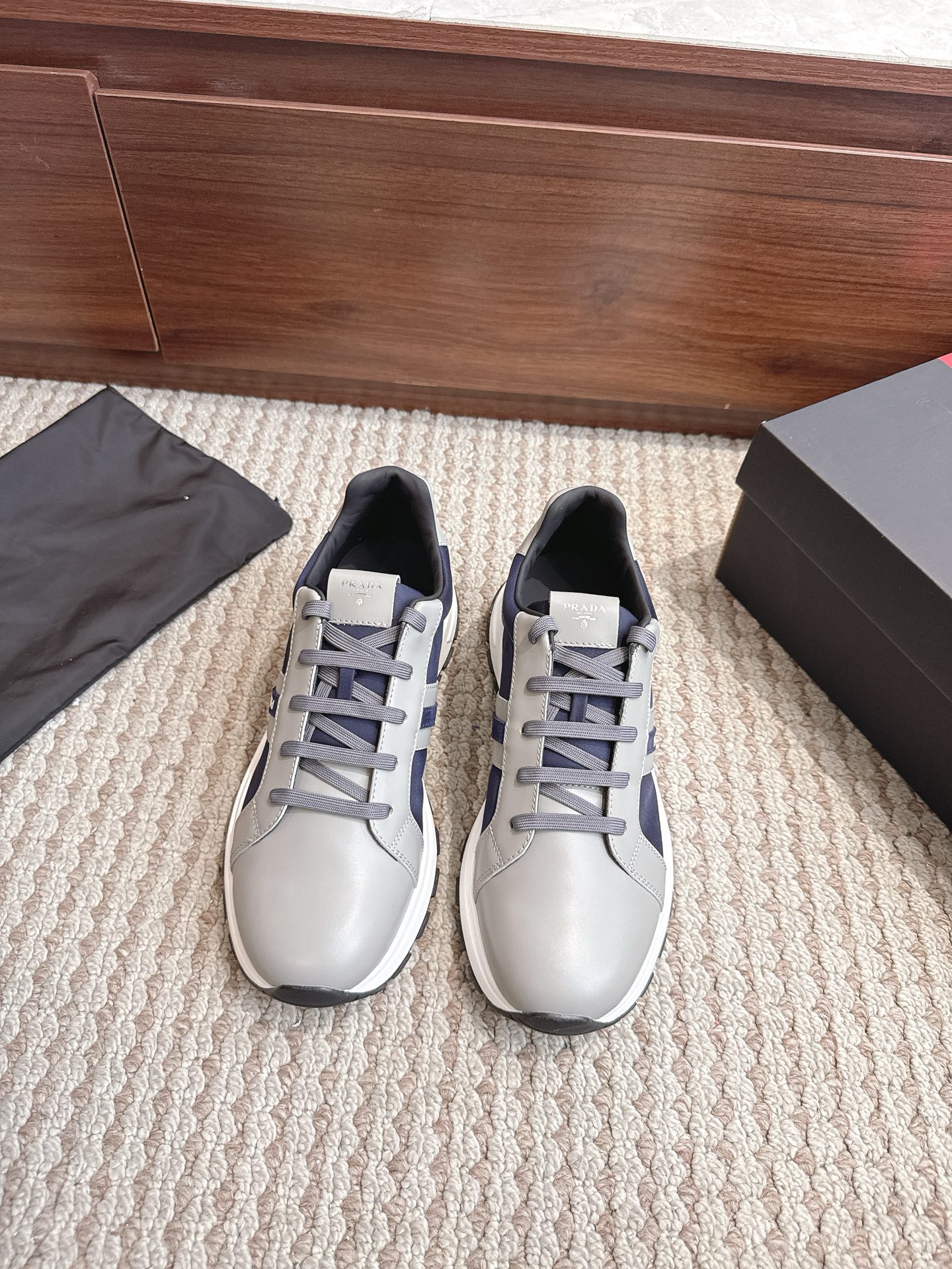 NO:867903,Prada/Prada new sports casual shoes for men in sizes 38–46. The upper of this sports shoe is made of imported calfskin. The outside is decorated with the P family's classic metal triangle enamel logo, and the leather lining. The foot pads are cowhide. The outsole is made of non-slip sports exclusive rubber outsole with logo. It feels good on the foot and is a fashionable and fashionable item!  ,casual shoes/sports shoes,prada,prada,sneakers,cowhide19860909Prada/普拉达 尺码38–46价格男士新款运动休闲鞋,这款运动鞋鞋面采用进口小牛皮.外侧饰以P家经典金属三角珐琅徽标,皮内里.垫脚牛皮,大底采用防滑运动专属带logo橡胶大底,上脚脚感很好,洋气时髦单品！,休闲鞋/运动鞋,prada,prada,sneakers,cowhide,Women's Shoes