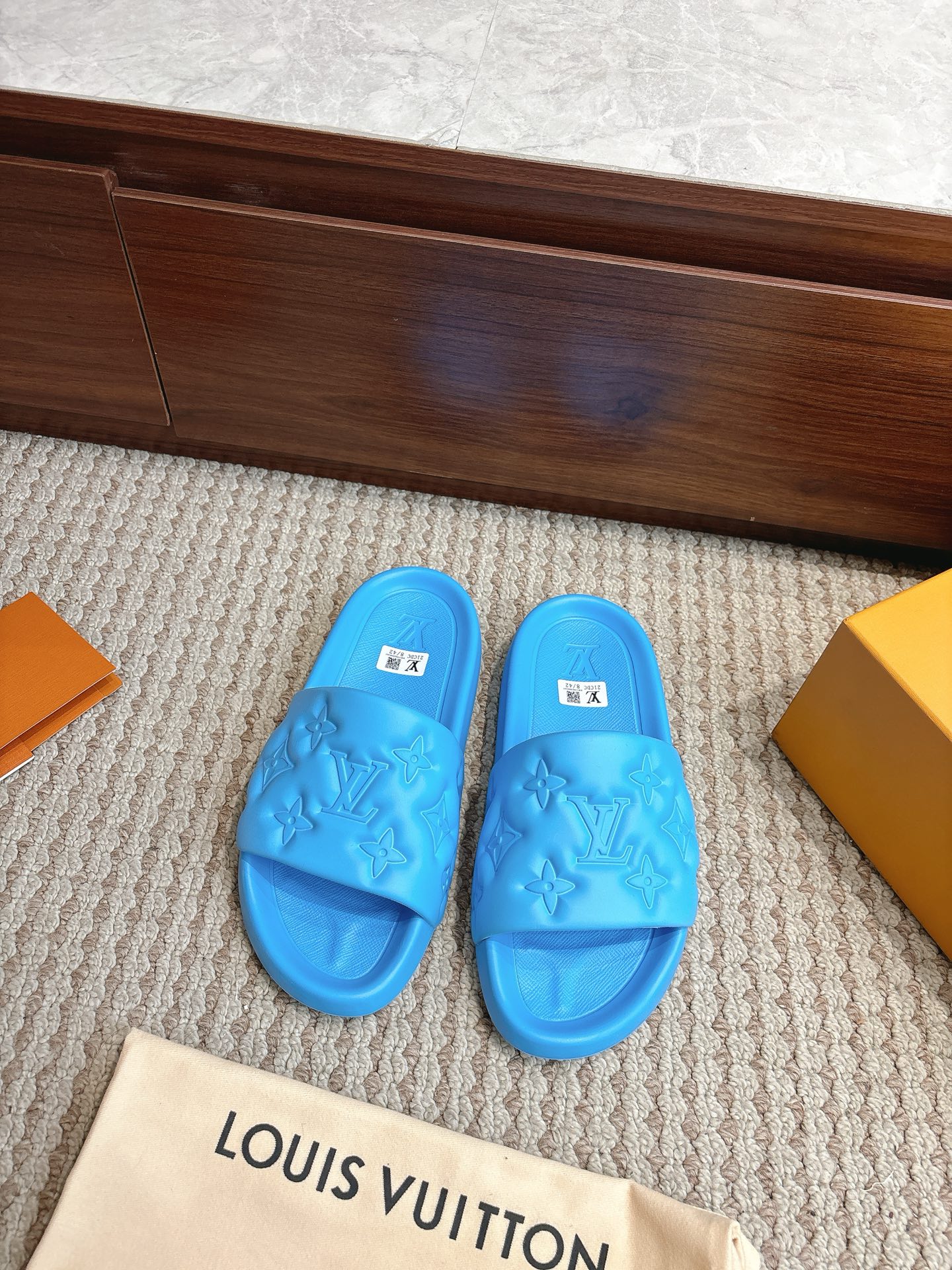 NO:867801,Top version of slippers, sizes 35–46, available in stock, price, color, clear sea blue, Louis*Vuitto* LV Trainer, authentic one-to-one IP upper, popular Xiaohongshu high-end lazy style, must-have for summer, couple style!  Private model luxury Luo Shi IP original outsole original packaging, slippers, louis vuitton, louis vuitton, slippers19860909顶级版拖鞋 尺码35–46 现货供应价格颜色晴海蓝 Louis*Vuitto* LV Trainer 正品一比一IP鞋面 火爆小红书高级慵懒风夏天必备 情侣款！ 私模奢华洛施 IP原版大底 原版包装,拖鞋,louis vuitton,louis vuitton,slippers,Women's Shoes