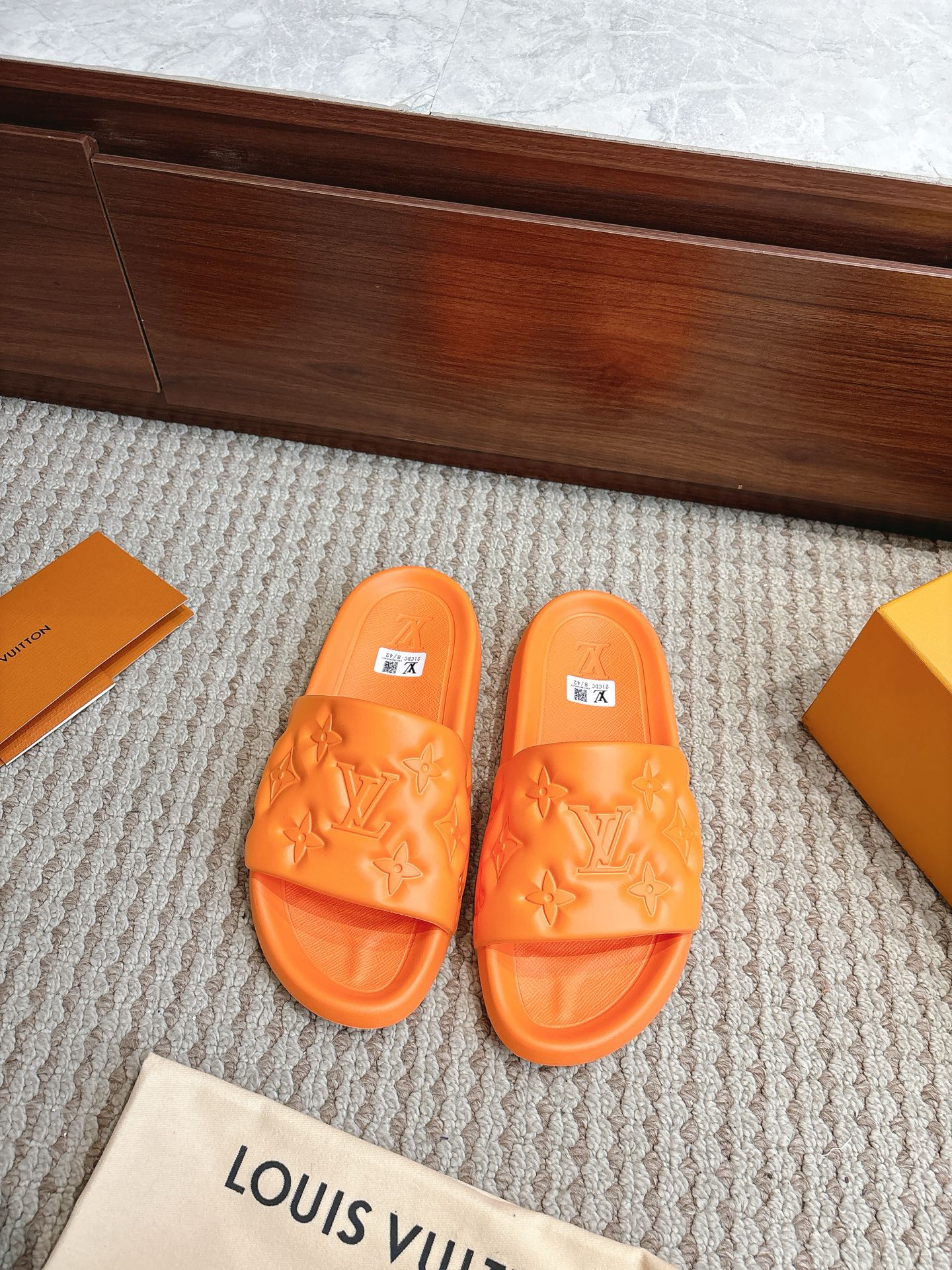 NO:867809,Top version of slippers, sizes 35–46, available in stock, price, color, mango orange, Louis*Vuitto* LV Trainer, authentic one-to-one IP upper, popular Xiaohongshu high-end lazy style, must-have for summer, couple style!  Private model luxury Luo Shi IP original outsole original packaging, slippers, louis vuitton, louis vuitton, slippers19860909顶级版拖鞋 尺码35–46 现货供应价格颜色芒果橙 Louis*Vuitto* LV Trainer 正品一比一IP鞋面 火爆小红书高级慵懒风夏天必备 情侣款！ 私模奢华洛施 IP原版大底 原版包装,拖鞋,louis vuitton,louis vuitton,slippers,Women's Shoes