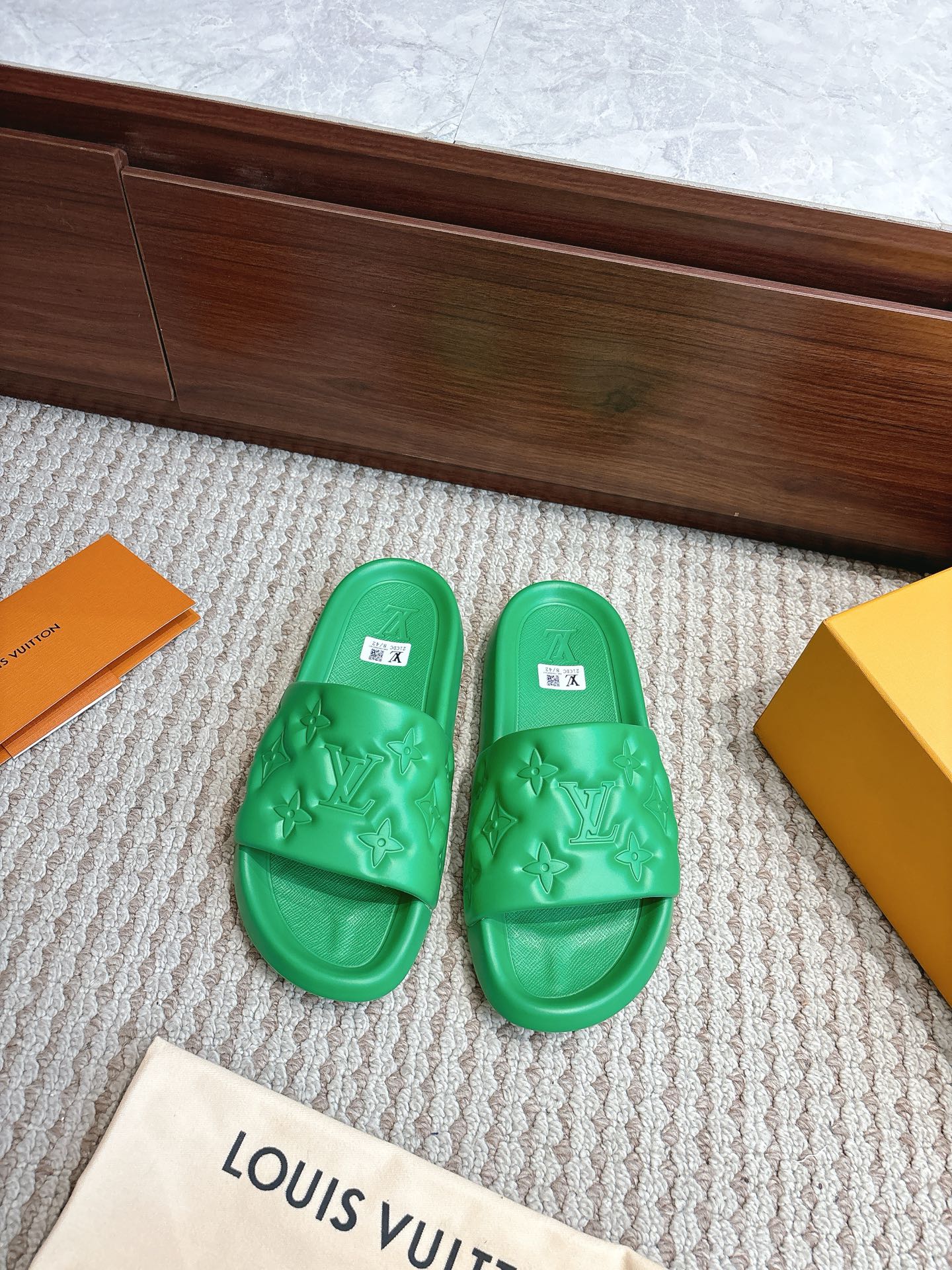 NO:867816,Top version of slippers, sizes 35–46, available in stock, price, color mint green, Louis*Vuitto* LV Trainer, authentic one-to-one IP upper, popular Xiaohongshu high-end lazy style, must-have for summer, couple style!  Private model luxury Luo Shi IP original outsole original packaging, slippers, louis vuitton, louis vuitton, slippers19860909顶级版拖鞋 尺码35–46 现货供应价格颜色薄荷绿 Louis*Vuitto* LV Trainer 正品一比一IP鞋面 火爆小红书高级慵懒风夏天必备 情侣款！ 私模奢华洛施 IP原版大底 原版包装,拖鞋,louis vuitton,louis vuitton,slippers,Women's Shoes