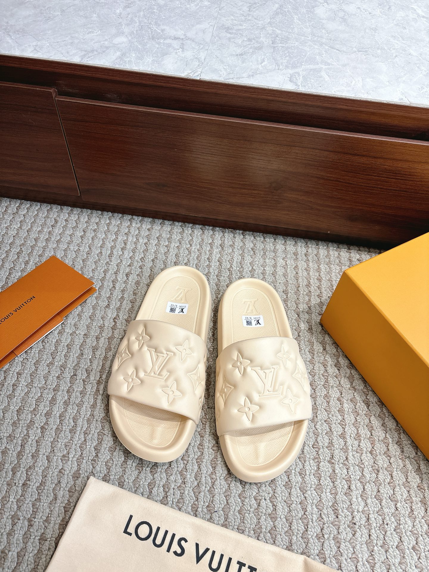 NO:867823,Top-quality slippers, sizes 35–46, available in stock, price, color, white apricot, Louis*Vuitto* LV Trainer, authentic one-to-one IP upper, popular Xiaohongshu high-end lazy style, a must-have for summer, couple style!  Private model luxury Luo Shi IP original outsole original packaging, slippers, louis vuitton, louis vuitton, slippers19860909顶级版拖鞋 尺码35–46 现货供应价格颜色月白杏 Louis*Vuitto* LV Trainer 正品一比一IP鞋面 火爆小红书高级慵懒风夏天必备 情侣款！ 私模奢华洛施 IP原版大底 原版包装,拖鞋,louis vuitton,louis vuitton,slippers,Women's Shoes