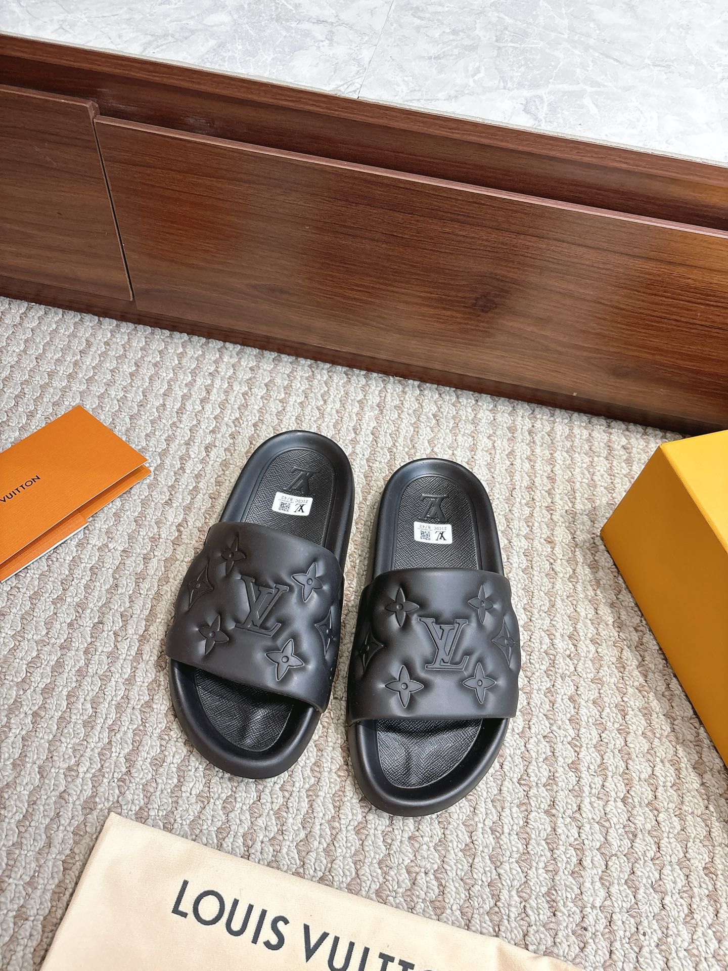 NO:867833,Top version of slippers, sizes 35–46, available in stock, price, color, black, Louis*Vuitto* LV Trainer, genuine one-to-one IP upper, popular Xiaohongshu high-end lazy style, must-have for summer, couple style!  Private model luxury Luo Shi IP original outsole original packaging, slippers, louis vuitton, louis vuitton, slippers19860909顶级版拖鞋 尺码35–46 现货供应价格颜色黑色 Louis*Vuitto* LV Trainer 正品一比一IP鞋面 火爆小红书高级慵懒风夏天必备 情侣款！ 私模奢华洛施 IP原版大底 原版包装,拖鞋,louis vuitton,louis vuitton,slippers,Women's Shoes