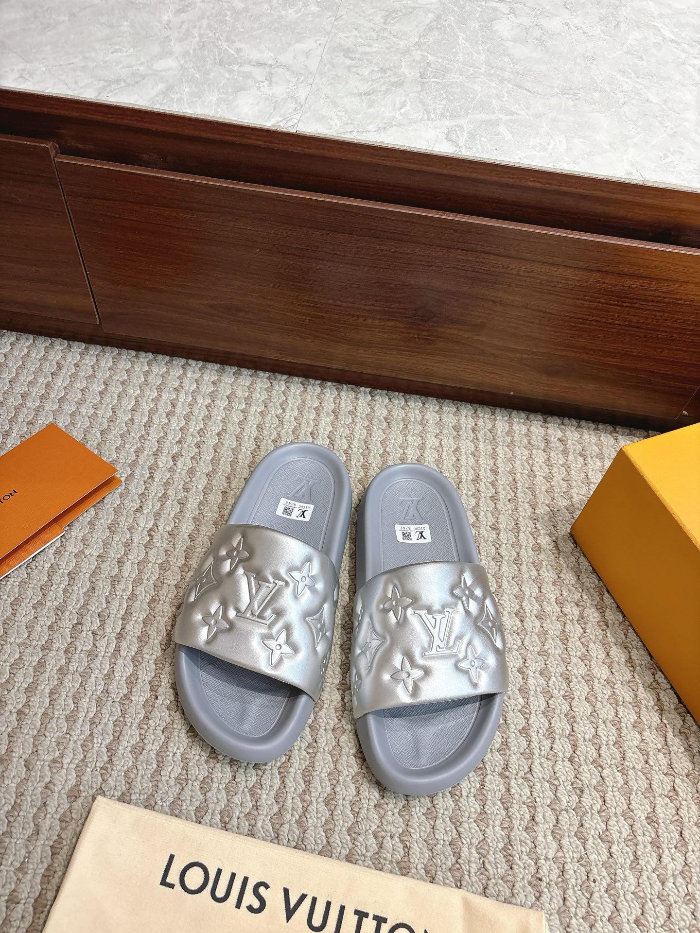 NO:867844,Top-quality slippers, sizes 35–46, available in stock, price, color, pearlescent silver, Louis*Vuitto* LV Trainer, authentic one-to-one IP upper, popular Xiaohongshu high-end lazy style, must-have for summer, couple style!  Private model luxury Luo Shi IP original outsole original packaging, slippers, louis vuitton, louis vuitton, slippers19860909顶级版拖鞋 尺码35–46 现货供应价格颜色珠光银 Louis*Vuitto* LV Trainer 正品一比一IP鞋面 火爆小红书高级慵懒风夏天必备 情侣款！ 私模奢华洛施 IP原版大底 原版包装,拖鞋,louis vuitton,louis vuitton,slippers,Women's Shoes