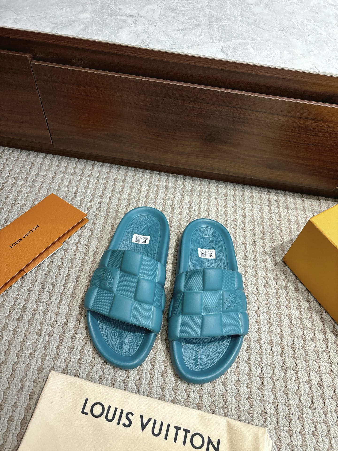 NO:867854,Top version slippers, sizes 35–46, available in stock, price, color azurite blue, Louis*Vuitto* LV Trainer, authentic one-to-one IP upper, popular Xiaohongshu high-end lazy style, a must-have for summer, couple style!  Private model luxury Luo Shi IP original outsole original packaging, slippers, louis vuitton, louis vuitton, slippers19860909顶级版拖鞋 尺码35–46 现货供应价格颜色石青蓝 Louis*Vuitto* LV Trainer 正品一比一IP鞋面 火爆小红书高级慵懒风夏天必备 情侣款！ 私模奢华洛施 IP原版大底 原版包装,拖鞋,louis vuitton,louis vuitton,slippers,Women's Shoes