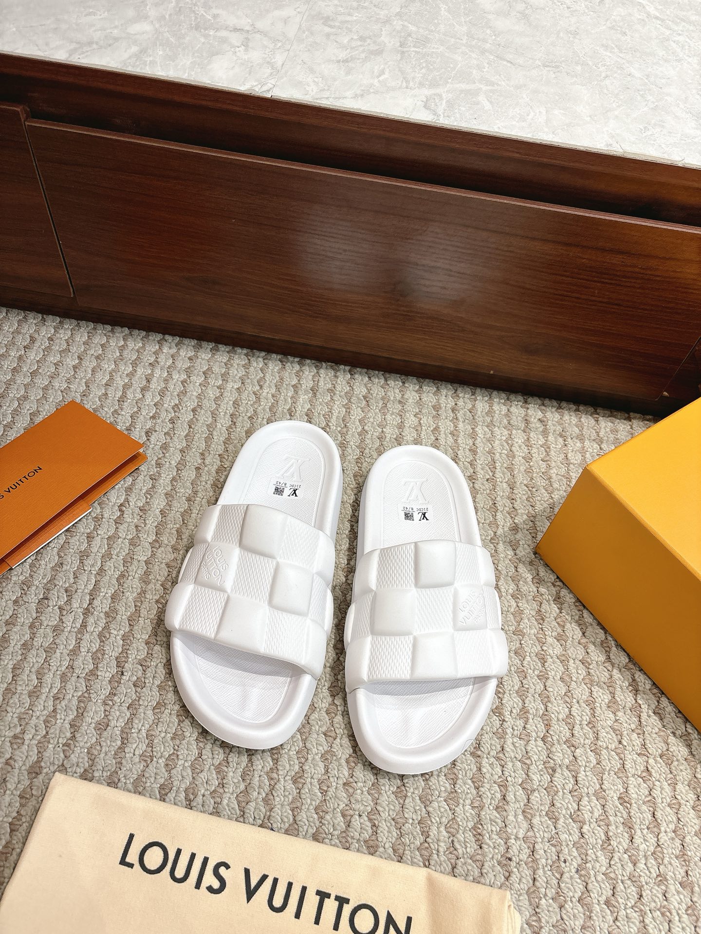 NO:867866,Top version slippers, sizes 35–46, available in stock, price, color ivory, Louis*Vuitto* LV Trainer, authentic one-to-one IP upper, popular Xiaohongshu high-end lazy style, must-have for summer, couple style!  Private model luxury Luo Shi IP original outsole original packaging, slippers, louis vuitton, louis vuitton, slippers19860909顶级版拖鞋 尺码35–46 现货供应价格颜色象牙白 Louis*Vuitto* LV Trainer 正品一比一IP鞋面 火爆小红书高级慵懒风夏天必备 情侣款！ 私模奢华洛施 IP原版大底 原版包装,拖鞋,louis vuitton,louis vuitton,slippers,Women's Shoes