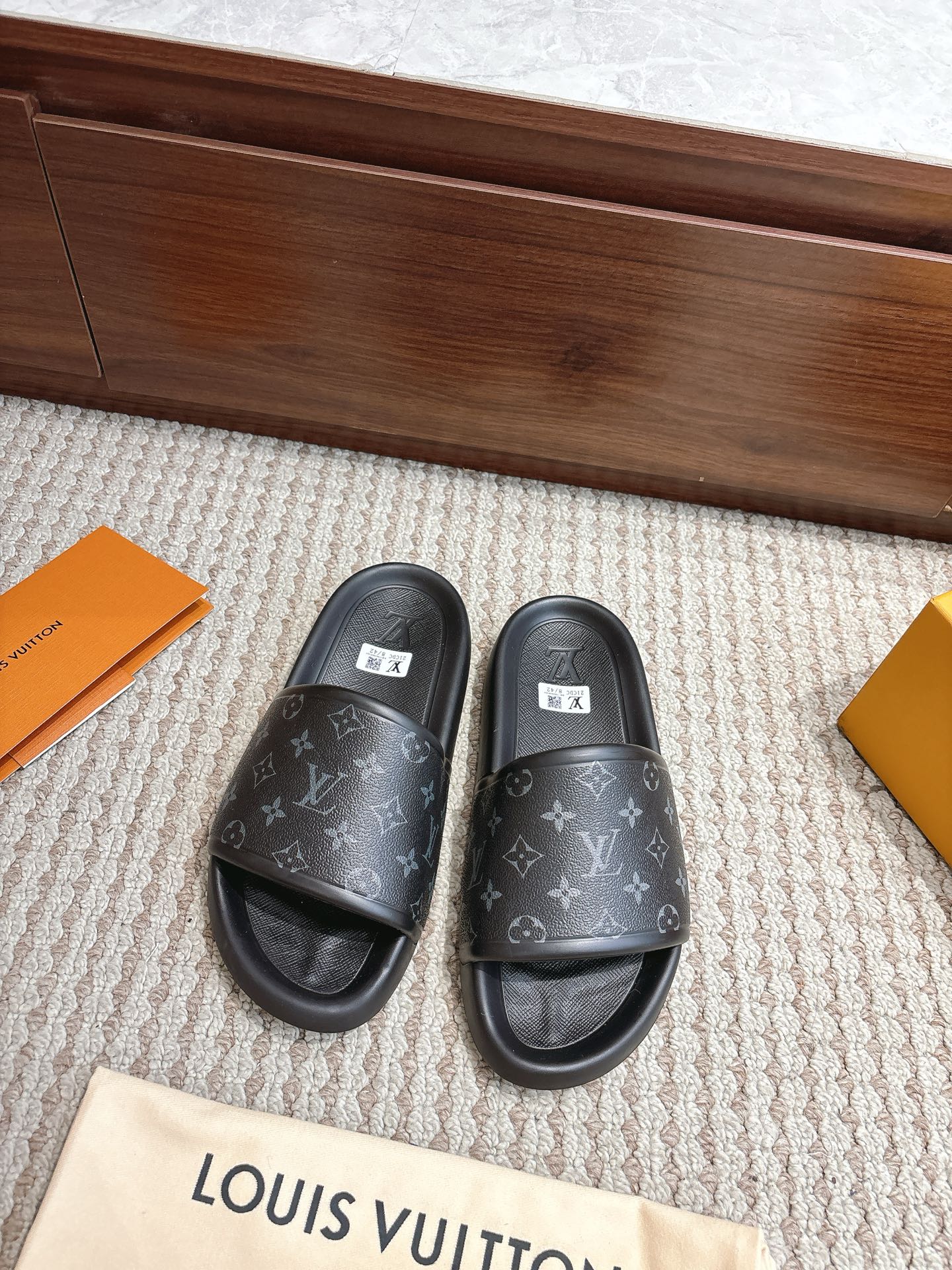 NO:867878,Top version slippers, sizes 35–46, available in stock, price, color, black print, Louis*Vuitto* LV Trainer, authentic one-to-one IP upper, popular Xiaohongshu high-end lazy style, must-have for summer, couple style!  Private model luxury Luo Shi IP original outsole original packaging, slippers, louis vuitton, louis vuitton, slippers19860909顶级版拖鞋 尺码35–46 现货供应价格颜色黑印花 Louis*Vuitto* LV Trainer 正品一比一IP鞋面 火爆小红书高级慵懒风夏天必备 情侣款！ 私模奢华洛施 IP原版大底 原版包装,拖鞋,louis vuitton,louis vuitton,slippers,Women's Shoes