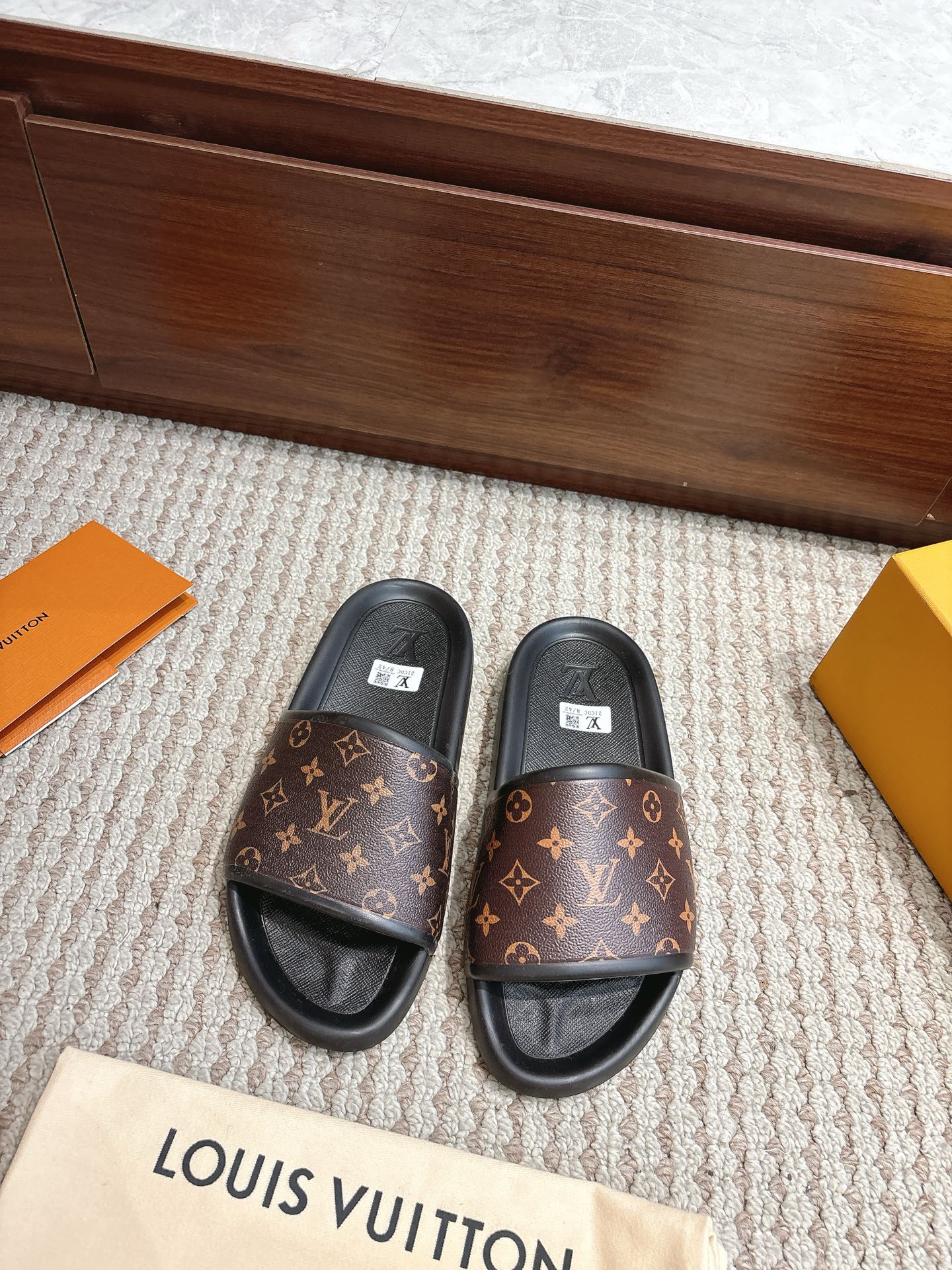 NO:867793,Top-quality slippers, sizes 35–46, available in stock, price, color, classic presbyopia, Louis*Vuitto* LV Trainer, authentic one-to-one IP upper, popular Xiaohongshu high-end lazy style, must-have for summer, couple style!  Private model luxury Luo Shi IP original outsole original packaging, slippers, louis vuitton, louis vuitton, slippers19860909顶级版拖鞋 尺码35–46 现货供应价格颜色金典老花 Louis*Vuitto* LV Trainer 正品一比一IP鞋面 火爆小红书高级慵懒风夏天必备 情侣款！ 私模奢华洛施 IP原版大底 原版包装,拖鞋,louis vuitton,louis vuitton,slippers,Women's Shoes