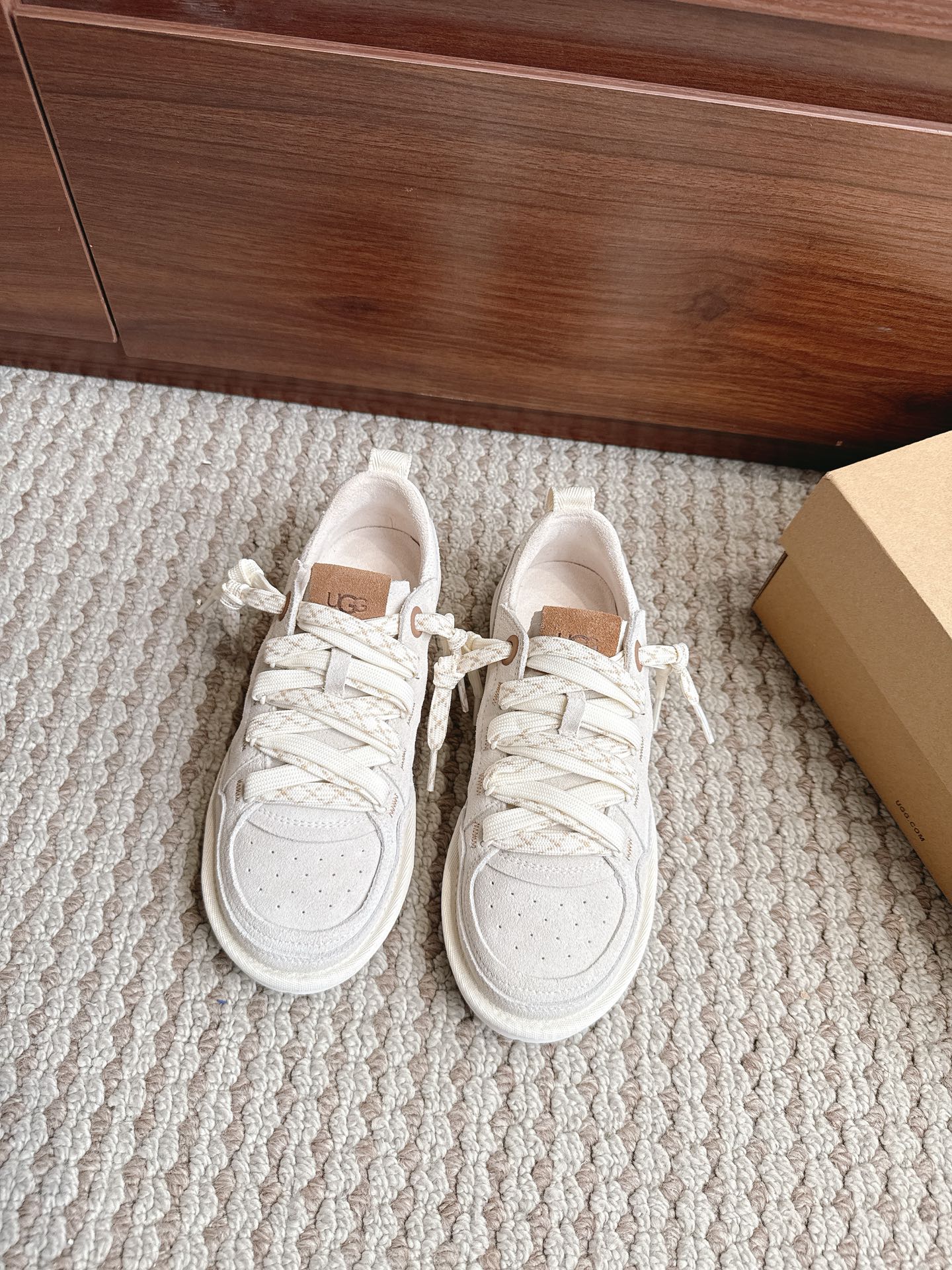 NO:867771,Thin Bottom Mel｜UGG Yuan!  Sizes 35-40 (women's size) Unlock Minimel｜Get three different lace methods. Turn on the spring equipment seasonal mode. There is more than one trend. Freely release the spring style inspiration♀ UGG's mini Mel casual shoes can make it easy for you to easily show the casual and relaxed spring energetic style. UGG single product recommendation [UGG Minimel thin-soled casual shoes] Simple design, the overall shape is full of relaxation, versatile style, suitable for various casual occasions  Effortless dressing. Two-color double shoelace design. Easy to put on and take off. Comfortable and easy to wear. Outfitting guide: One shoe for many looks, casual shoes/sports shoes, sneakers19860909薄底梅尔｜UGG 元！尺码35—40（女码） 解锁·Minimel｜Get三种不同系带方法 开启 春日装备换季模式 潮流不止一面 尽情自由释放春日造型灵感♀  UGG的迷你梅尔休闲鞋都能让你轻松应对 轻松展现出随性松弛的春日活力风格 UGG单品推荐【UGG Minimel 梅尔薄底休闲鞋】 简约的设计 整体造型松弛感满分 百搭的款式 适合各种休闲场合 不费力穿搭 双色双鞋带设计 穿脱方便 舒适好穿  穿搭指南 一鞋多搭,休闲鞋/运动鞋,sneakers,Women's Shoes