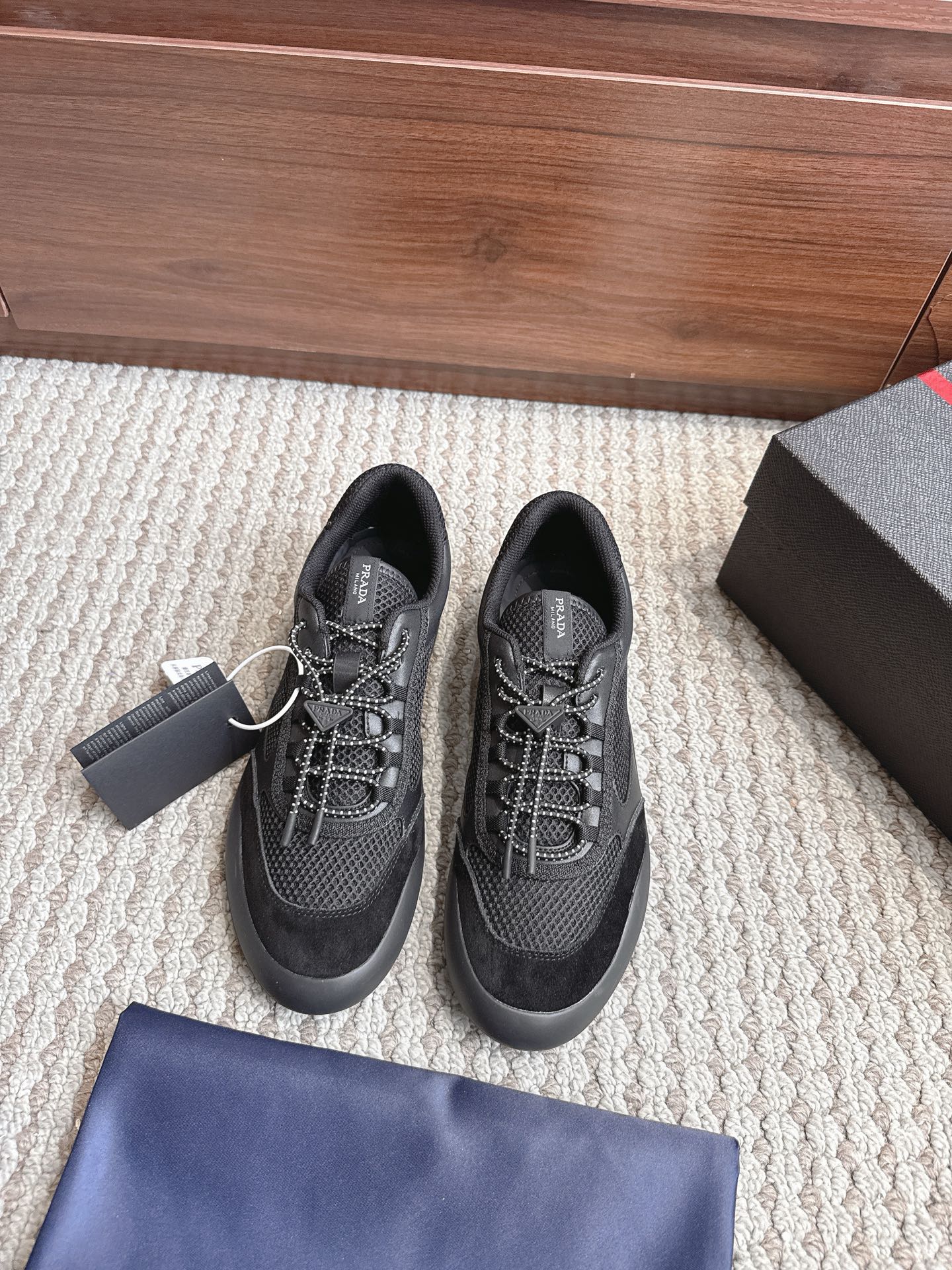 NO:867778,Prada/Prada sizes female 35-41, male 39-46 Prada  Speedrock series sports shoes, soft calfskin leather and fabric breathable mesh stitching upper, two-color elastic laces with classic triangle logo spring rope buckle adjustment, light and flexible rubber soles for perfect flexibility, inspired by alpine climbing, logo webbing on the tongue, and silver-labeled cowhide foot pads, which have a strong sense of wrapping and good stability. They are OK for daily wear or light sports! The toe and sole lines are rough, with a sense of strength and sophistication, a must-have for urban adventure! Comes with a full set of original packaging!  ,casual shoes/sports shoes,prada,prada,sneakers,cowhide19860909Prada/普拉达 尺码女35–41、男39—46 Prada Speedrock系列运动鞋,柔软小牛皮皮革和织物透气网眼拼接鞋面,双色弹力系带配以经典三角徽标弹簧索扣调节,轻薄柔韧橡胶鞋底完善灵活性,灵感来自高山攀岩,鞋舌饰有徽标织带,配以银标牛皮垫脚,包裹感强,稳定性好,日常穿搭或轻运动都OK!鞋头和鞋底线条粗犷,力量感与精致度兼具,都市探险风必备!配全套原包装！,休闲鞋/运动鞋,prada,prada,sneakers,cowhide,Women's Shoes
