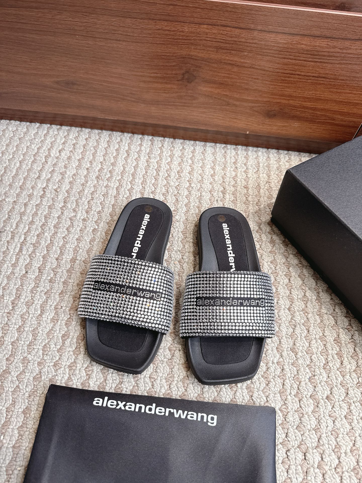 NO:867815,Purchasing agent color silver diamond size 35-41 Alexander Wang aw carter Alexander Wang hot diamond slippers Jennie King’s pair of slippers are amazing, the same loafers are from pressure mountain king HaileyBieber’s collision shoes!  This pair of stock trading artifacts is here. Compared with the previous old model and yours, the new model looks taller and slimmer. In addition to the classic black, they are all low-key and unmatched colors. The bright leather leather brother is matched with the iconic brand metal logo, and the 5cm thick sole design makes it easy to have long legs!  ,slippers,alexander wang,cartier,loafers,slippers19860909代购级 颜色银钻 尺码35–41 Alexander Wang aw carter亚历山大王 烫钻 拖鞋 Jennie 大王这双 拖鞋好绝,同款乐福鞋来自压力山大王 HaileyBieber撞鞋！这双炒股神器就是来袭 新款相比之前的老款和你家的显高显瘦,除了经典黑色 都是低调白搭的配色 亮皮皮哥搭配标志性的品牌金属徽标,加上5cm厚底设计轻松拥有大长腿！,拖鞋,alexander wang,cartier,loafers,slippers,Women's Shoes