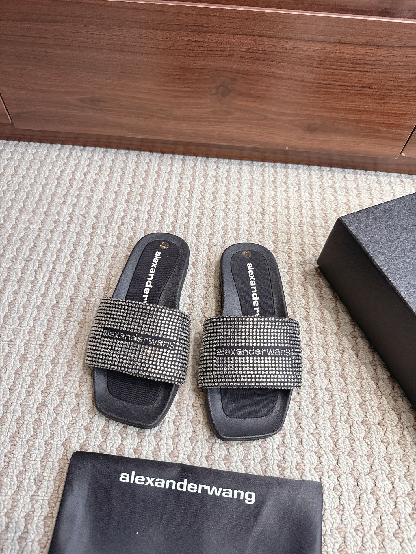 NO:867822,Purchasing agent grade color mineral gray diamond size 35-41 Alexander Wang aw carter Alexander Wang hot diamond slippers Jennie King’s pair of slippers are amazing, the same loafers are from the King of Pressure Mountain HaileyBieber collision shoes!  This pair of stock trading artifacts is here. Compared with the previous old model and yours, the new model looks taller and slimmer. In addition to the classic black, they are all low-key and unmatched colors. The bright leather leather brother is matched with the iconic brand metal logo, and the 5cm thick sole design makes it easy to have long legs!  ,slippers,alexander wang,cartier,loafers,slippers19860909代购级 颜色矿灰钻 尺码35–41 Alexander Wang aw carter亚历山大王 烫钻 拖鞋 Jennie 大王这双 拖鞋好绝,同款乐福鞋来自压力山大王 HaileyBieber撞鞋！这双炒股神器就是来袭 新款相比之前的老款和你家的显高显瘦,除了经典黑色 都是低调白搭的配色 亮皮皮哥搭配标志性的品牌金属徽标,加上5cm厚底设计轻松拥有大长腿！,拖鞋,alexander wang,cartier,loafers,slippers,Women's Shoes
