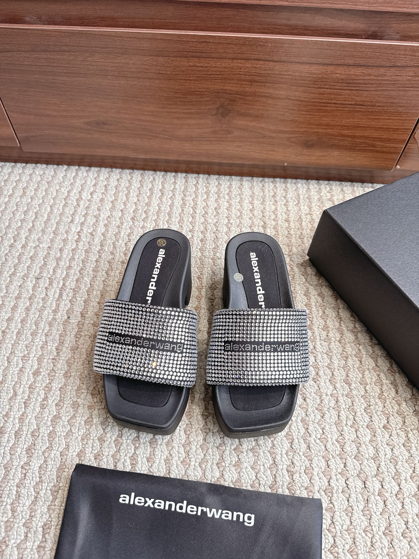 NO:867832,Purchasing agent color silver diamond size 35-41 Alexander Wang aw carter Alexander Wang hot diamond slippers Jennie King’s pair of slippers are amazing, the same loafers are from pressure mountain king HaileyBieber’s collision shoes!  This pair of stock trading artifacts is here. Compared with the previous old model and yours, the new model looks taller and slimmer. In addition to the classic black, they are all low-key and unmatched colors. The bright leather leather brother is matched with the iconic brand metal logo, and the 5cm thick sole design makes it easy to have long legs!  ,slippers,alexander wang,cartier,loafers,slippers19860909代购级 颜色银钻 尺码35–41 Alexander Wang aw carter亚历山大王 烫钻 拖鞋 Jennie 大王这双 拖鞋好绝,同款乐福鞋来自压力山大王 HaileyBieber撞鞋！这双炒股神器就是来袭 新款相比之前的老款和你家的显高显瘦,除了经典黑色 都是低调白搭的配色 亮皮皮哥搭配标志性的品牌金属徽标,加上5cm厚底设计轻松拥有大长腿！,拖鞋,alexander wang,cartier,loafers,slippers,Women's Shoes