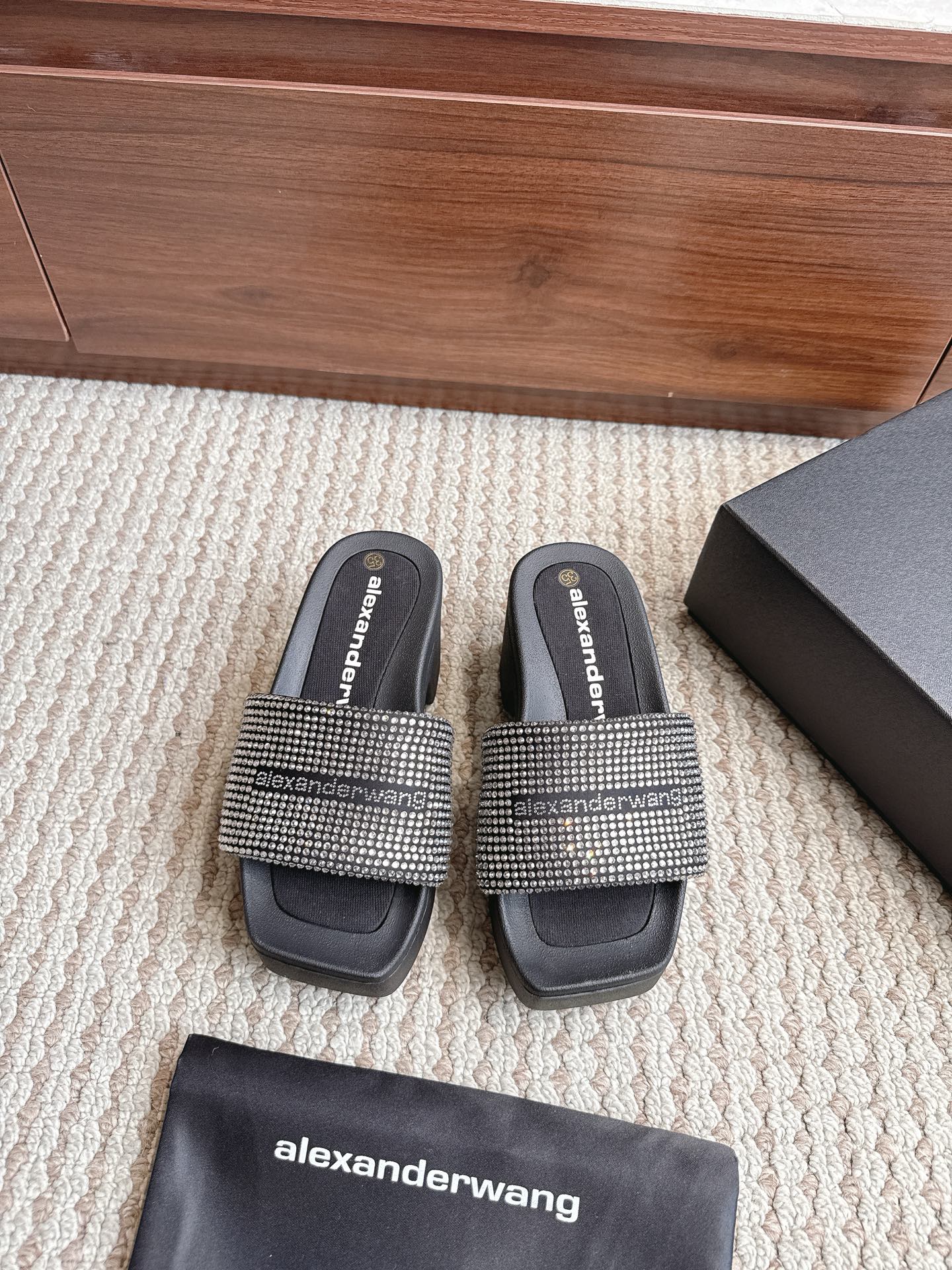 NO:867843,Purchasing agent grade color mineral gray diamond size 35-41 Alexander Wang aw carter Alexander Wang hot diamond slippers Jennie King’s pair of slippers are amazing, the same loafers are from the King of Pressure Mountain HaileyBieber collision shoes!  This pair of stock trading artifacts is here. Compared with the previous old model and yours, the new model looks taller and slimmer. In addition to the classic black, they are all low-key and unmatched colors. The bright leather leather brother is matched with the iconic brand metal logo, and the 5cm thick sole design makes it easy to have long legs!  ,slippers,alexander wang,cartier,loafers,slippers19860909代购级 颜色矿灰钻 尺码35–41 Alexander Wang aw carter亚历山大王 烫钻 拖鞋 Jennie 大王这双 拖鞋好绝,同款乐福鞋来自压力山大王 HaileyBieber撞鞋！这双炒股神器就是来袭 新款相比之前的老款和你家的显高显瘦,除了经典黑色 都是低调白搭的配色 亮皮皮哥搭配标志性的品牌金属徽标,加上5cm厚底设计轻松拥有大长腿！,拖鞋,alexander wang,cartier,loafers,slippers,Women's Shoes