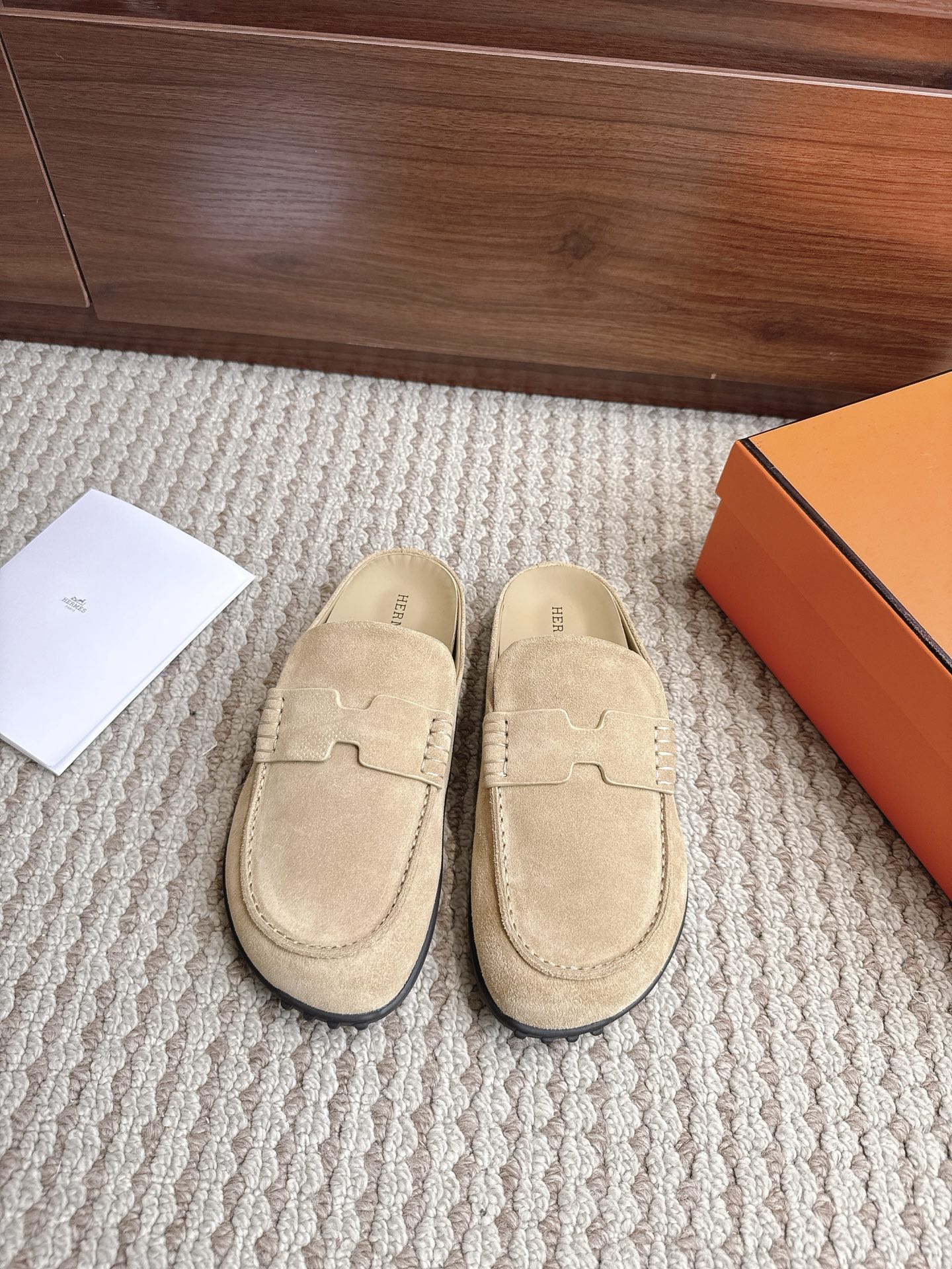 NO:867800,Hermes Sizes for women 35-40 and men 38-47 (4647 custom-made, non-returnable) Color beige and nude The latest counter on the official website is synchronized with the new oran colored leather H slippers. The original version from Paris is flown back to the authentic product to open the mold to create the highest quality. Sincerely offered, you can enter and exit the counter at will [Proud] The upper is made of original customization and other genuine leather materials slippers, half-slippers, hermes, hermes, slippers19860909Hermes爱马仕 尺码女35—40男38–47（4647订做不退换） 颜色米裸色 官网最新专柜同步新款oran彩色皮面H拖鞋 巴黎原版飞回正品开模完美打造最高品质 诚意巨献,可随意进出专柜[得意]鞋面采用原版定制等多种真皮材质拖鞋,半拖,hermes,hermes,slippers,Women's Shoes