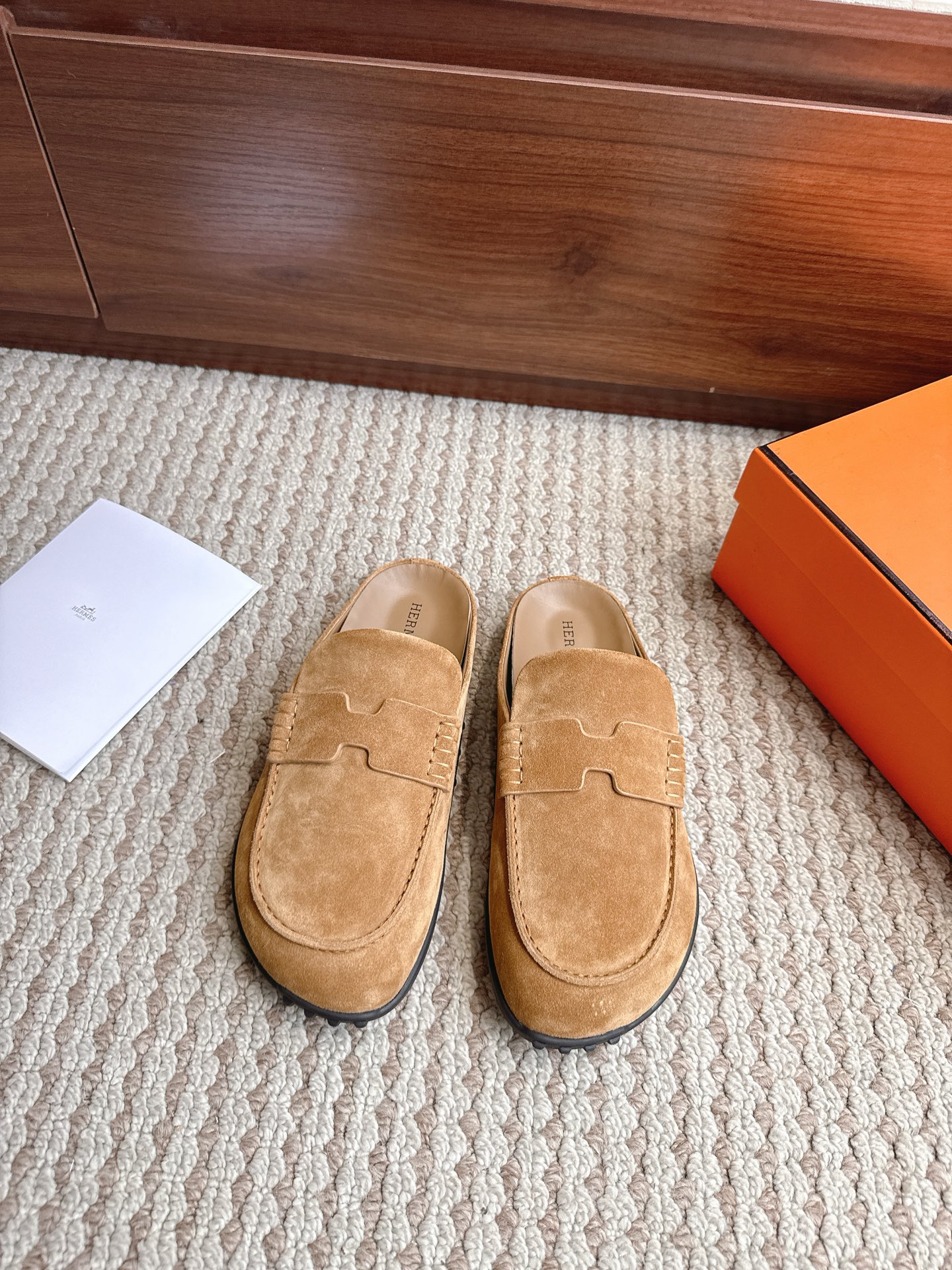 NO:867808,Hermes Sizes for women 35-40 men 38-47 (4647 custom-made, non-returnable) Color beige The latest counter on the official website synchronizes the new oran colored leather H slippers. The original version from Paris is flown back to the original model to open the mold to create the highest quality. Sincerity, you can go in and out of the counter at will [Proud] The upper is made of original customization and other genuine leather materials slippers, half-slippers, hermes, hermes, slippers19860909Hermes爱马仕 尺码女35—40男38–47（4647订做不退换） 颜色米黄色 官网最新专柜同步新款oran彩色皮面H拖鞋 巴黎原版飞回正品开模完美打造最高品质 诚意巨献,可随意进出专柜[得意]鞋面采用原版定制等多种真皮材质拖鞋,半拖,hermes,hermes,slippers,Women's Shoes
