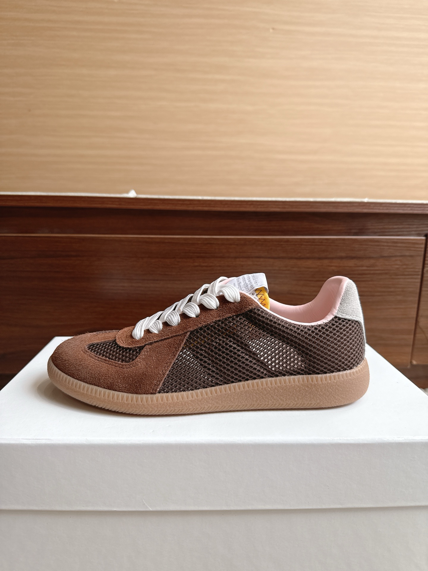 NO:867711,Purchasing agent level MaisonMargiela Color gun mesh with leather Price women's size 35-40 MaisonMargiela  MM6 Dexun casual shoes are a genius designer brand. An affordable luxury brand, they are versatile and comfortable. This German training shoe continues the classic T-shaped leather splicing design. It has been carefully improved by the design team many times, just to make you feel comfortable.  Experience the most original military flavor. The soft and delicate characteristics of the first-layer cowhide combined with the texture of suede cowhide make it not only super soft and comfortable, but also maintain good breathability. Comfort and texture go hand in hand, making it easy to wear with any combination in all seasons.  Fabric imported cowhide leather lining, casual shoes/sports shoes, masion margiela, masion margiela, sneakers, cowhide19860909代购级别马吉拉 颜色枪网配皮 价格女码35—40 MaisonMargiela MM6德训休闲鞋鬼才设计师品牌,一个轻奢品牌上脚很百搭哦,也很随脚舒适,这一款德国训练鞋延续了经典的T形真皮拼接设计,经过设计团队多次的精心改良,只为让您体验最原始的军旅味道,头层牛皮柔软细腻的特点与牛反绒牛皮的质感相结合使其既有超高的柔软舒适度,又同时保持不错的透气性能舒适与质感并行,轻松驾驭四季穿着任何搭配. 面料进口牛皮 内里牛皮,休闲鞋/运动鞋,masion margiela,masion margiela,sneakers,cowhide,Women's Shoes