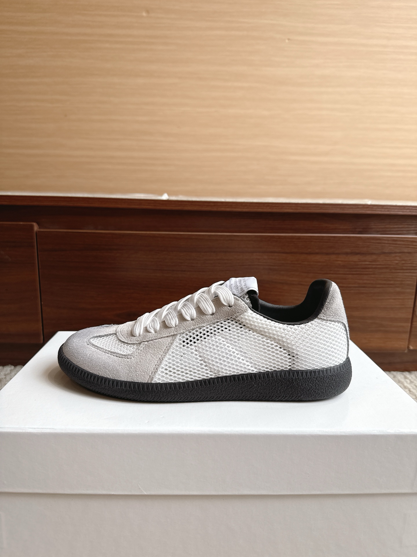 NO:867723,Purchasing agent level Margiela, color white mesh with leather, price women's size 35-40 MaisonMargiela  MM6 Dexun casual shoes are a genius designer brand. An affordable luxury brand, they are versatile and comfortable. This German training shoe continues the classic T-shaped leather splicing design. It has been carefully improved by the design team many times, just to make you feel comfortable.  Experience the most original military flavor. The soft and delicate characteristics of the first-layer cowhide combined with the texture of suede cowhide make it not only super soft and comfortable, but also maintain good breathability. Comfort and texture go hand in hand, making it easy to wear with any combination in all seasons.  Fabric imported cowhide leather lining, casual shoes/sports shoes, masion margiela, masion margiela, sneakers, cowhide19860909代购级别马吉拉 颜色白网配皮 价格女码35—40 MaisonMargiela MM6德训休闲鞋鬼才设计师品牌,一个轻奢品牌上脚很百搭哦,也很随脚舒适,这一款德国训练鞋延续了经典的T形真皮拼接设计,经过设计团队多次的精心改良,只为让您体验最原始的军旅味道,头层牛皮柔软细腻的特点与牛反绒牛皮的质感相结合使其既有超高的柔软舒适度,又同时保持不错的透气性能舒适与质感并行,轻松驾驭四季穿着任何搭配. 面料进口牛皮 内里牛皮,休闲鞋/运动鞋,masion margiela,masion margiela,sneakers,cowhide,Women's Shoes