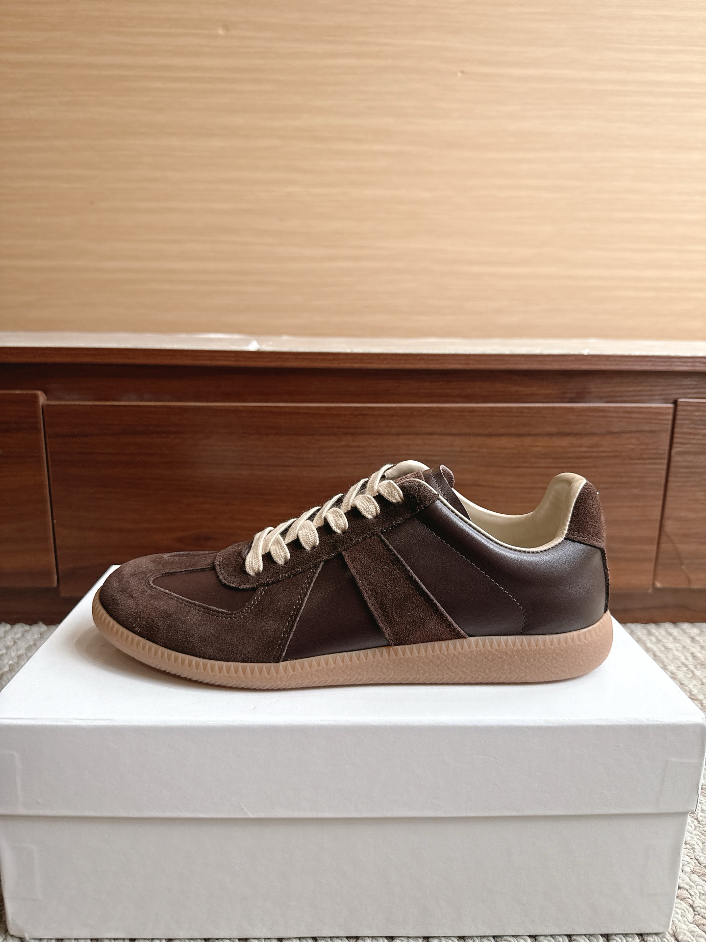 NO:867784,Purchasing agent level Maison Margiela Color coffee brown Price Men's and women's sizes 35-47 (4647 custom-made non-refundable and non-exchangeable) MaisonMargiela  MM6 Dexun casual shoes are a genius designer brand. An affordable luxury brand, they are versatile and comfortable. This German training shoe continues the classic T-shaped leather splicing design. It has been carefully improved by the design team many times, just to make you feel comfortable.  Experience the most original military flavor. The soft and delicate characteristics of the first-layer cowhide combined with the texture of suede cowhide make it not only super soft and comfortable, but also maintain good breathability. Comfort and texture go hand in hand, making it easy to wear with any combination in all seasons.  Fabric imported cowhide leather lining, casual shoes/sports shoes, masion margiela, masion margiela, sneakers, cowhide19860909代购级别马吉拉 颜色咖啡棕 价格男女码35—47（4647订做不退不换） MaisonMargiela MM6德训休闲鞋鬼才设计师品牌,一个轻奢品牌上脚很百搭哦,也很随脚舒适,这一款德国训练鞋延续了经典的T形真皮拼接设计,经过设计团队多次的精心改良,只为让您体验最原始的军旅味道,头层牛皮柔软细腻的特点与牛反绒牛皮的质感相结合使其既有超高的柔软舒适度,又同时保持不错的透气性能舒适与质感并行,轻松驾驭四季穿着任何搭配. 面料进口牛皮 内里牛皮,休闲鞋/运动鞋,masion margiela,masion margiela,sneakers,cowhide,Women's Shoes