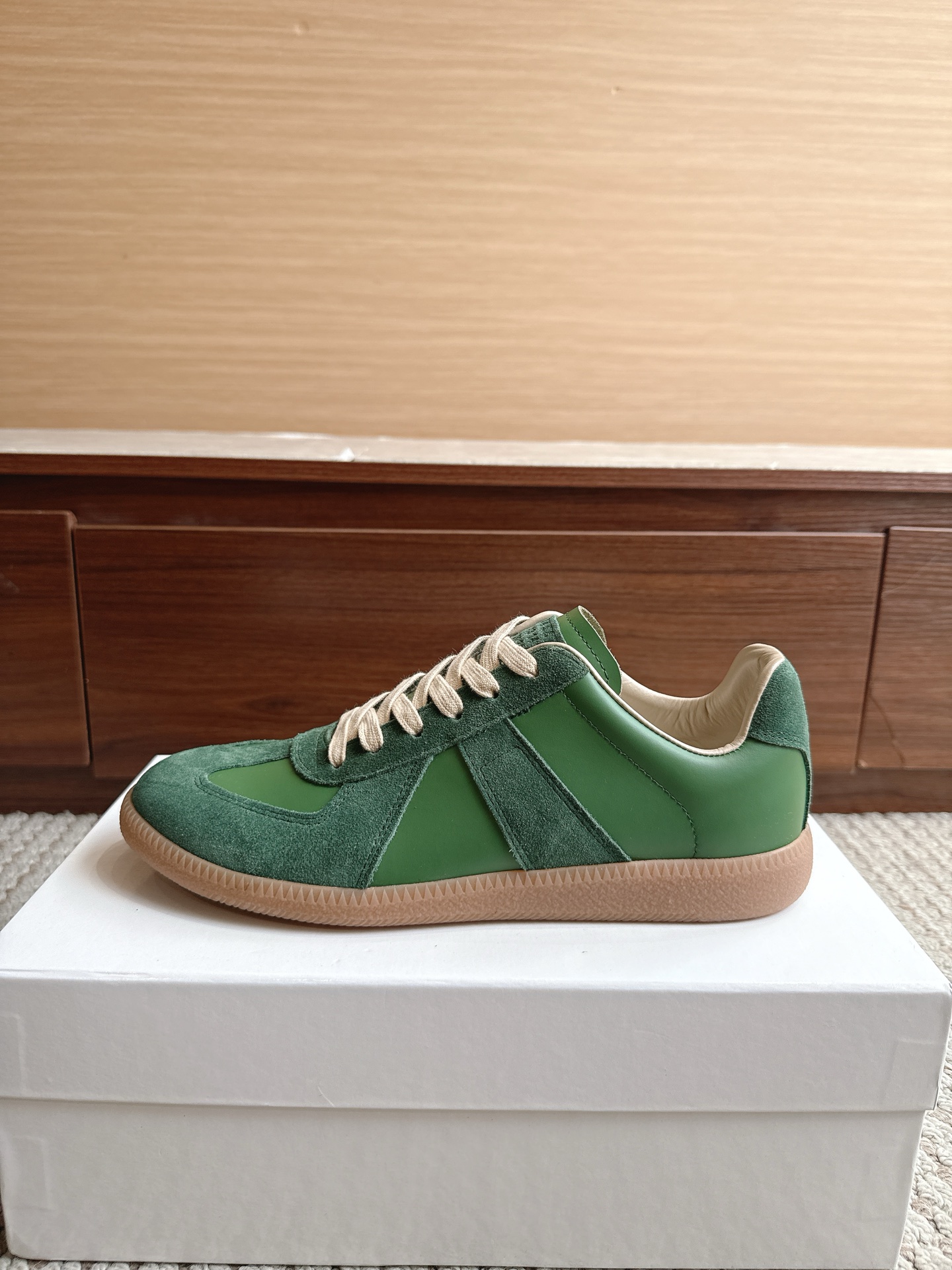 NO:867734,Purchasing agent level Maison Margiela Color bamboo green Price Men's and women's sizes 35-47 (4647 custom-made non-refundable and non-exchangeable) MaisonMargiela  MM6 Dexun casual shoes are a genius designer brand. An affordable luxury brand, they are versatile and comfortable. This German training shoe continues the classic T-shaped leather splicing design. It has been carefully improved by the design team many times, just to make you feel comfortable.  Experience the most original military flavor. The soft and delicate characteristics of the first-layer cowhide combined with the texture of suede cowhide make it not only super soft and comfortable, but also maintain good breathability. Comfort and texture go hand in hand, making it easy to wear with any combination in all seasons.  Fabric imported cowhide leather lining, casual shoes/sports shoes, masion margiela, masion margiela, sneakers, cowhide19860909代购级别马吉拉 颜色竹青绿 价格男女码35—47（4647订做不退不换） MaisonMargiela MM6德训休闲鞋鬼才设计师品牌,一个轻奢品牌上脚很百搭哦,也很随脚舒适,这一款德国训练鞋延续了经典的T形真皮拼接设计,经过设计团队多次的精心改良,只为让您体验最原始的军旅味道,头层牛皮柔软细腻的特点与牛反绒牛皮的质感相结合使其既有超高的柔软舒适度,又同时保持不错的透气性能舒适与质感并行,轻松驾驭四季穿着任何搭配. 面料进口牛皮 内里牛皮,休闲鞋/运动鞋,masion margiela,masion margiela,sneakers,cowhide,Women's Shoes
