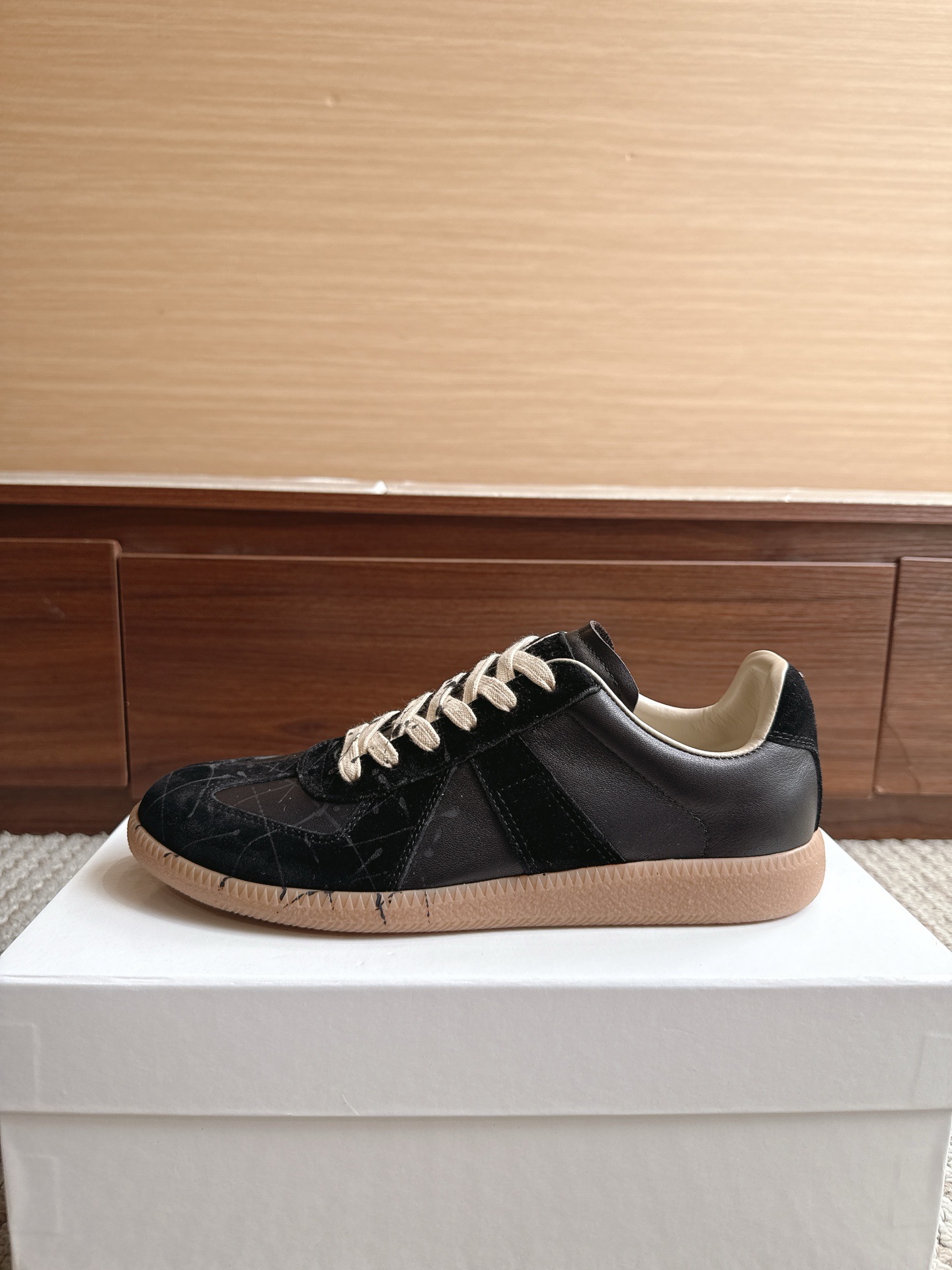 NO:867746,Purchasing agent level MaisonMargiela, colorful graffiti, price for men and women's sizes 35-47 (4647 custom made, non-refundable and non-exchangeable), women's code graffiti, non-returnable and non-exchangeable, MaisonMargiela  MM6 Dexun casual shoes are a genius designer brand. An affordable luxury brand, they are versatile and comfortable. This German training shoe continues the classic T-shaped leather splicing design. It has been carefully improved by the design team many times, just to make you feel comfortable.  Experience the most original military flavor. The soft and delicate characteristics of the first-layer cowhide combined with the texture of suede cowhide make it not only super soft and comfortable, but also maintain good breathability. Comfort and texture go hand in hand, making it easy to wear with any combination in all seasons.  Fabric imported cowhide leather lining, casual shoes/sports shoes, masion margiela, masion margiela, sneakers, cowhide19860909代购级别马吉拉 颜色甩点涂鸦 价格男女码35—47（4647订做不退不换） 女码涂鸦不退不换 MaisonMargiela MM6德训休闲鞋鬼才设计师品牌,一个轻奢品牌上脚很百搭哦,也很随脚舒适,这一款德国训练鞋延续了经典的T形真皮拼接设计,经过设计团队多次的精心改良,只为让您体验最原始的军旅味道,头层牛皮柔软细腻的特点与牛反绒牛皮的质感相结合使其既有超高的柔软舒适度,又同时保持不错的透气性能舒适与质感并行,轻松驾驭四季穿着任何搭配. 面料进口牛皮 内里牛皮,休闲鞋/运动鞋,masion margiela,masion margiela,sneakers,cowhide,Women's Shoes