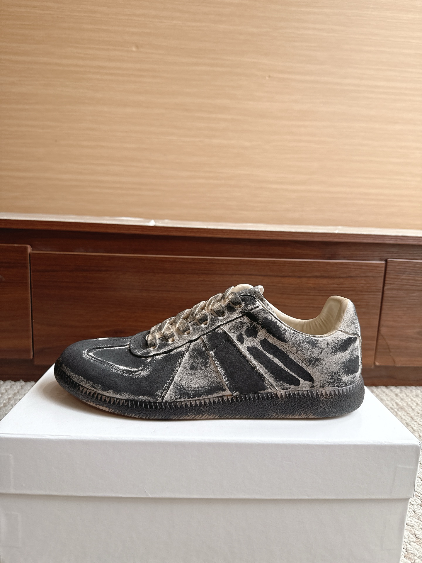 NO:867754,Purchasing agent level MaisonMargiela Color black ink graffiti Price Men's and women's sizes 35-47 (4647 custom made, non-refundable and non-exchangeable) Women's code graffiti non-returnable and non-exchangeable MaisonMargiela  MM6 Dexun casual shoes are a genius designer brand. An affordable luxury brand, they are versatile and comfortable. This German training shoe continues the classic T-shaped leather splicing design. It has been carefully improved by the design team many times, just to make you feel comfortable.  Experience the most original military flavor. The soft and delicate characteristics of the first-layer cowhide combined with the texture of suede cowhide make it not only super soft and comfortable, but also maintain good breathability. Comfort and texture go hand in hand, making it easy to wear with any combination in all seasons.  Fabric imported cowhide leather lining, casual shoes/sports shoes, masion margiela, masion margiela, sneakers, cowhide19860909代购级别马吉拉 颜色黑墨涂鸦 价格男女码35—47（4647订做不退不换） 女码涂鸦不退不换 MaisonMargiela MM6德训休闲鞋鬼才设计师品牌,一个轻奢品牌上脚很百搭哦,也很随脚舒适,这一款德国训练鞋延续了经典的T形真皮拼接设计,经过设计团队多次的精心改良,只为让您体验最原始的军旅味道,头层牛皮柔软细腻的特点与牛反绒牛皮的质感相结合使其既有超高的柔软舒适度,又同时保持不错的透气性能舒适与质感并行,轻松驾驭四季穿着任何搭配. 面料进口牛皮 内里牛皮,休闲鞋/运动鞋,masion margiela,masion margiela,sneakers,cowhide,Women's Shoes