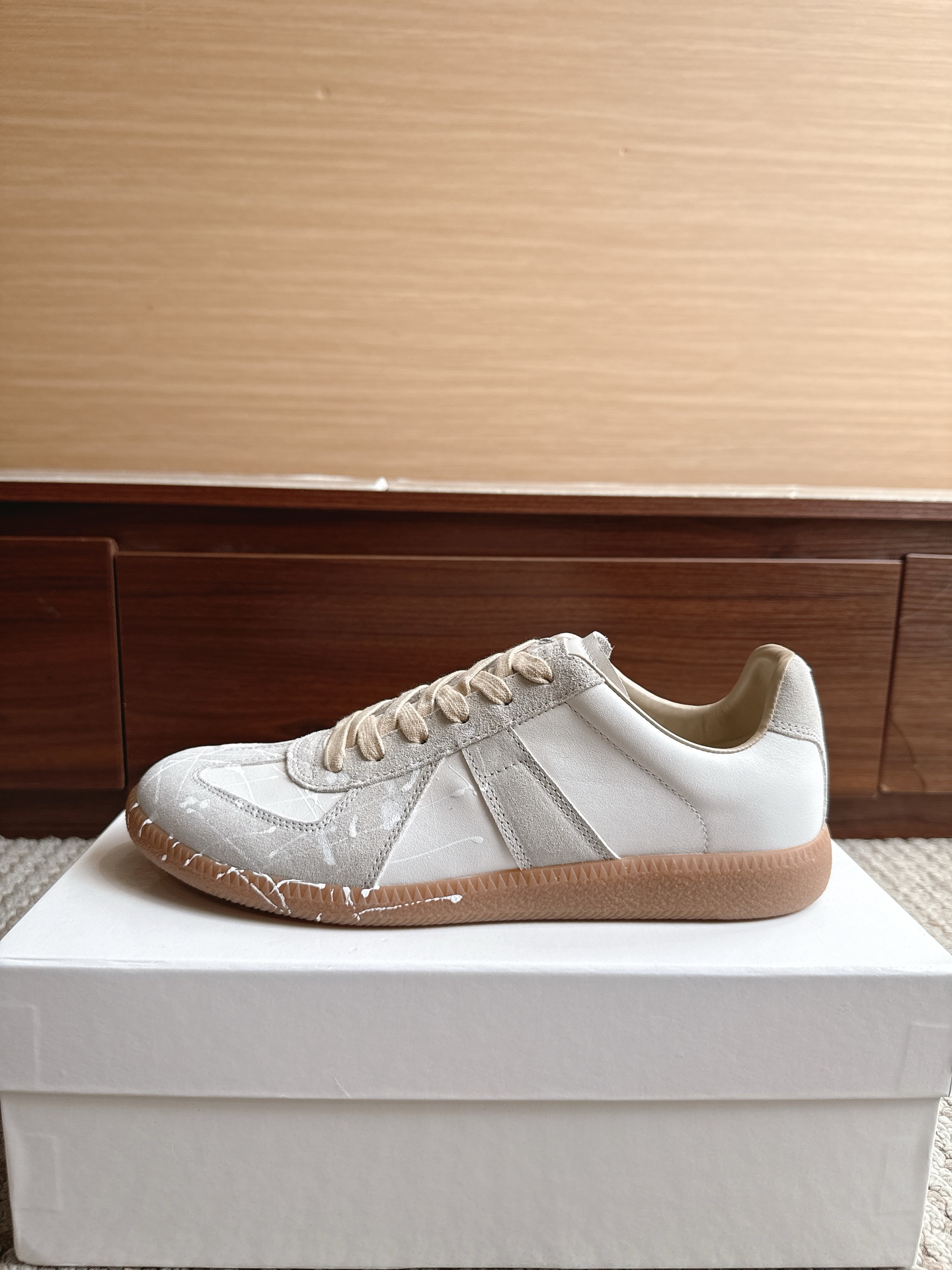NO:867763,Purchasing agent level Maison Margiela. The color is white with some graffiti. The price is men's and women's sizes 35-47 (4647 is custom-made and is non-refundable and non-exchangeable). The graffiti in women's sizes is non-returnable and non-exchangeable. MaisonMargiela  MM6 Dexun casual shoes are a genius designer brand. An affordable luxury brand, they are versatile and comfortable. This German training shoe continues the classic T-shaped leather splicing design. It has been carefully improved by the design team many times, just to make you feel comfortable.  Experience the most original military flavor. The soft and delicate characteristics of the first-layer cowhide combined with the texture of suede cowhide make it not only super soft and comfortable, but also maintain good breathability. Comfort and texture go hand in hand, making it easy to wear with any combination in all seasons.  Fabric imported cowhide leather lining, casual shoes/sports shoes, masion margiela, masion margiela, sneakers, cowhide19860909代购级别马吉拉 颜色白甩点涂鸦 价格男女码35—47（4647订做不退不换） 女码涂鸦不退不换 MaisonMargiela MM6德训休闲鞋鬼才设计师品牌,一个轻奢品牌上脚很百搭哦,也很随脚舒适,这一款德国训练鞋延续了经典的T形真皮拼接设计,经过设计团队多次的精心改良,只为让您体验最原始的军旅味道,头层牛皮柔软细腻的特点与牛反绒牛皮的质感相结合使其既有超高的柔软舒适度,又同时保持不错的透气性能舒适与质感并行,轻松驾驭四季穿着任何搭配. 面料进口牛皮 内里牛皮,休闲鞋/运动鞋,masion margiela,masion margiela,sneakers,cowhide,Women's Shoes
