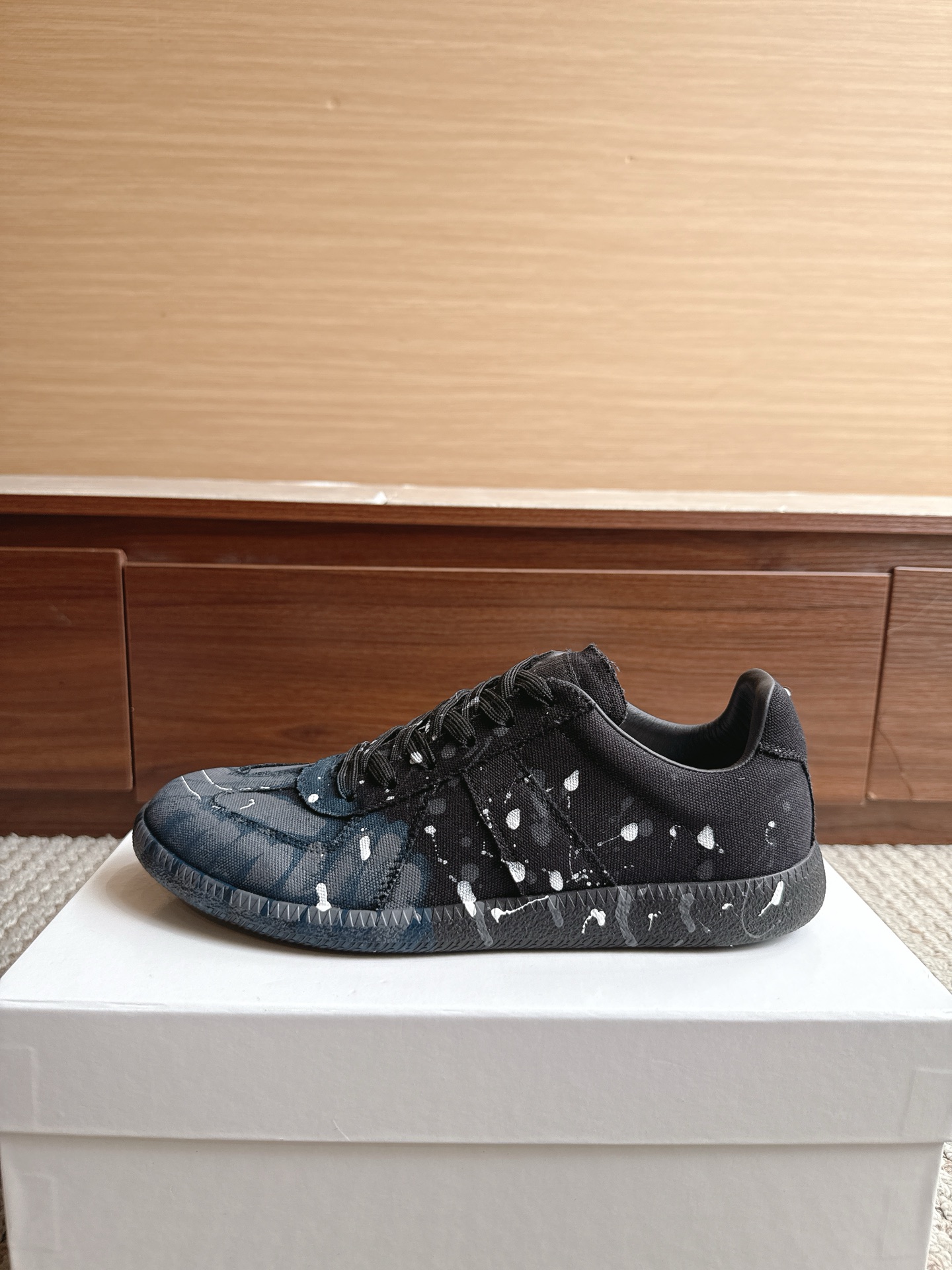 NO:867664,Purchasing agent level Maison Margiela Color black and green graffiti Price Men's and women's sizes 35-47 (4647 custom made, non-refundable and non-exchangeable) Women's code graffiti non-returnable and non-exchangeable MaisonMargiela  MM6 Dexun casual shoes are a genius designer brand. An affordable luxury brand, they are versatile and comfortable. This German training shoe continues the classic T-shaped leather splicing design. It has been carefully improved by the design team many times, just to make you feel comfortable.  Experience the most original military flavor. The soft and delicate characteristics of the first-layer cowhide combined with the texture of suede cowhide make it not only super soft and comfortable, but also maintain good breathability. Comfort and texture go hand in hand, making it easy to wear with any combination in all seasons.  Fabric imported cowhide leather lining, casual shoes/sports shoes, masion margiela, masion margiela, sneakers, cowhide19860909代购级别马吉拉 颜色黑绿涂鸦 价格男女码35—47（4647订做不退不换） 女码涂鸦不退不换 MaisonMargiela MM6德训休闲鞋鬼才设计师品牌,一个轻奢品牌上脚很百搭哦,也很随脚舒适,这一款德国训练鞋延续了经典的T形真皮拼接设计,经过设计团队多次的精心改良,只为让您体验最原始的军旅味道,头层牛皮柔软细腻的特点与牛反绒牛皮的质感相结合使其既有超高的柔软舒适度,又同时保持不错的透气性能舒适与质感并行,轻松驾驭四季穿着任何搭配. 面料进口牛皮 内里牛皮,休闲鞋/运动鞋,masion margiela,masion margiela,sneakers,cowhide,Women's Shoes