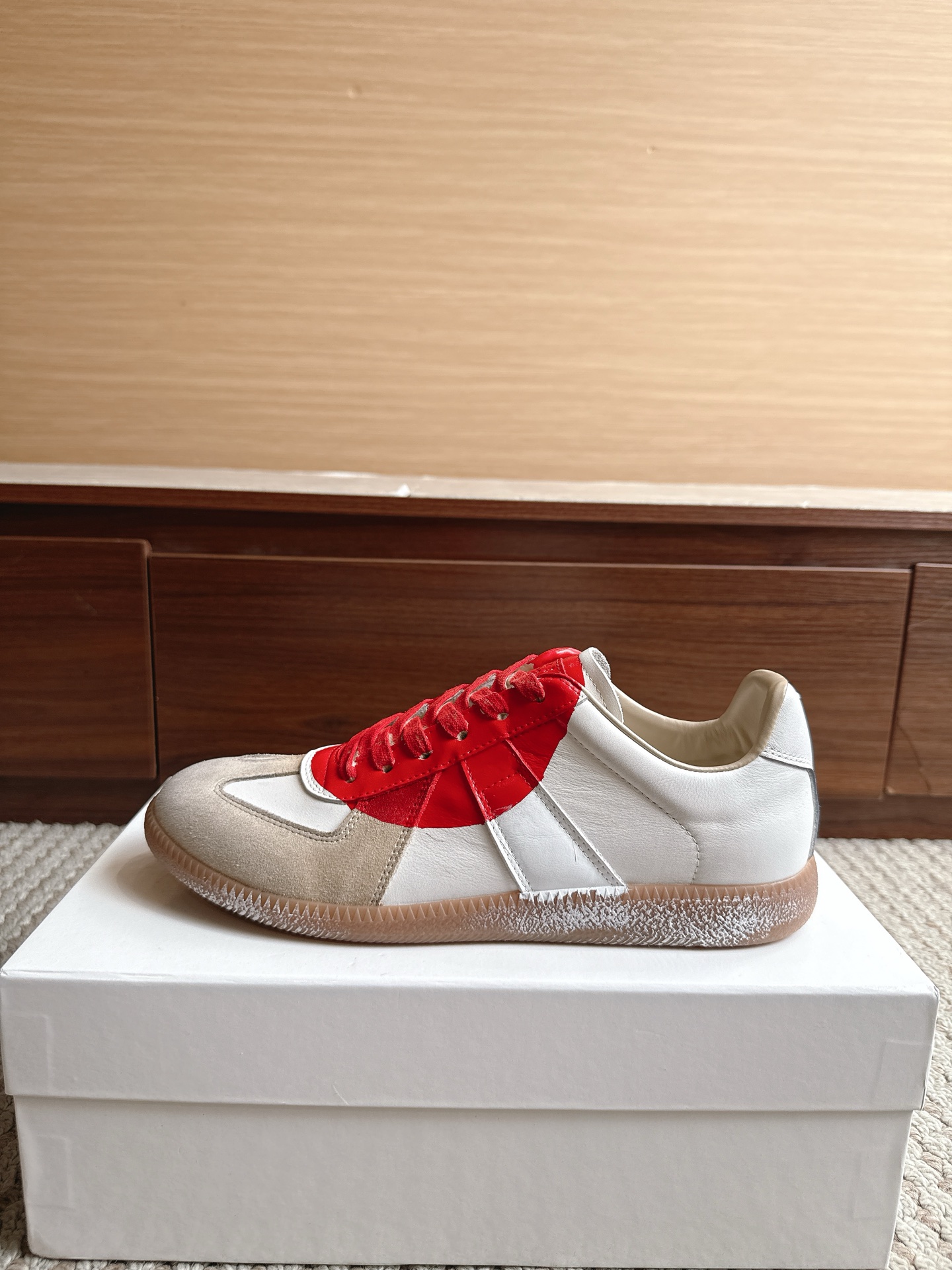 NO:867675,Purchasing agent level Maison Margiela Color round red with crow Price Men’s and women’s sizes 35-47 (4647 custom made, non-refundable and non-exchangeable) Women’s code graffiti non-refundable and non-exchangeable MaisonMargiela  MM6 Dexun casual shoes are a genius designer brand. An affordable luxury brand, they are versatile and comfortable. This German training shoe continues the classic T-shaped leather splicing design. It has been carefully improved by the design team many times, just to make you feel comfortable.  Experience the most original military flavor. The soft and delicate characteristics of the first-layer cowhide combined with the texture of suede cowhide make it not only super soft and comfortable, but also maintain good breathability. Comfort and texture go hand in hand, making it easy to wear with any combination in all seasons.  Fabric imported cowhide leather lining, casual shoes/sports shoes, masion margiela, masion margiela, sneakers, cowhide19860909代购级别马吉拉 颜色圆红图鸦 价格男女码35—47（4647订做不退不换） 女码涂鸦不退不换 MaisonMargiela MM6德训休闲鞋鬼才设计师品牌,一个轻奢品牌上脚很百搭哦,也很随脚舒适,这一款德国训练鞋延续了经典的T形真皮拼接设计,经过设计团队多次的精心改良,只为让您体验最原始的军旅味道,头层牛皮柔软细腻的特点与牛反绒牛皮的质感相结合使其既有超高的柔软舒适度,又同时保持不错的透气性能舒适与质感并行,轻松驾驭四季穿着任何搭配. 面料进口牛皮 内里牛皮,休闲鞋/运动鞋,masion margiela,masion margiela,sneakers,cowhide,Women's Shoes