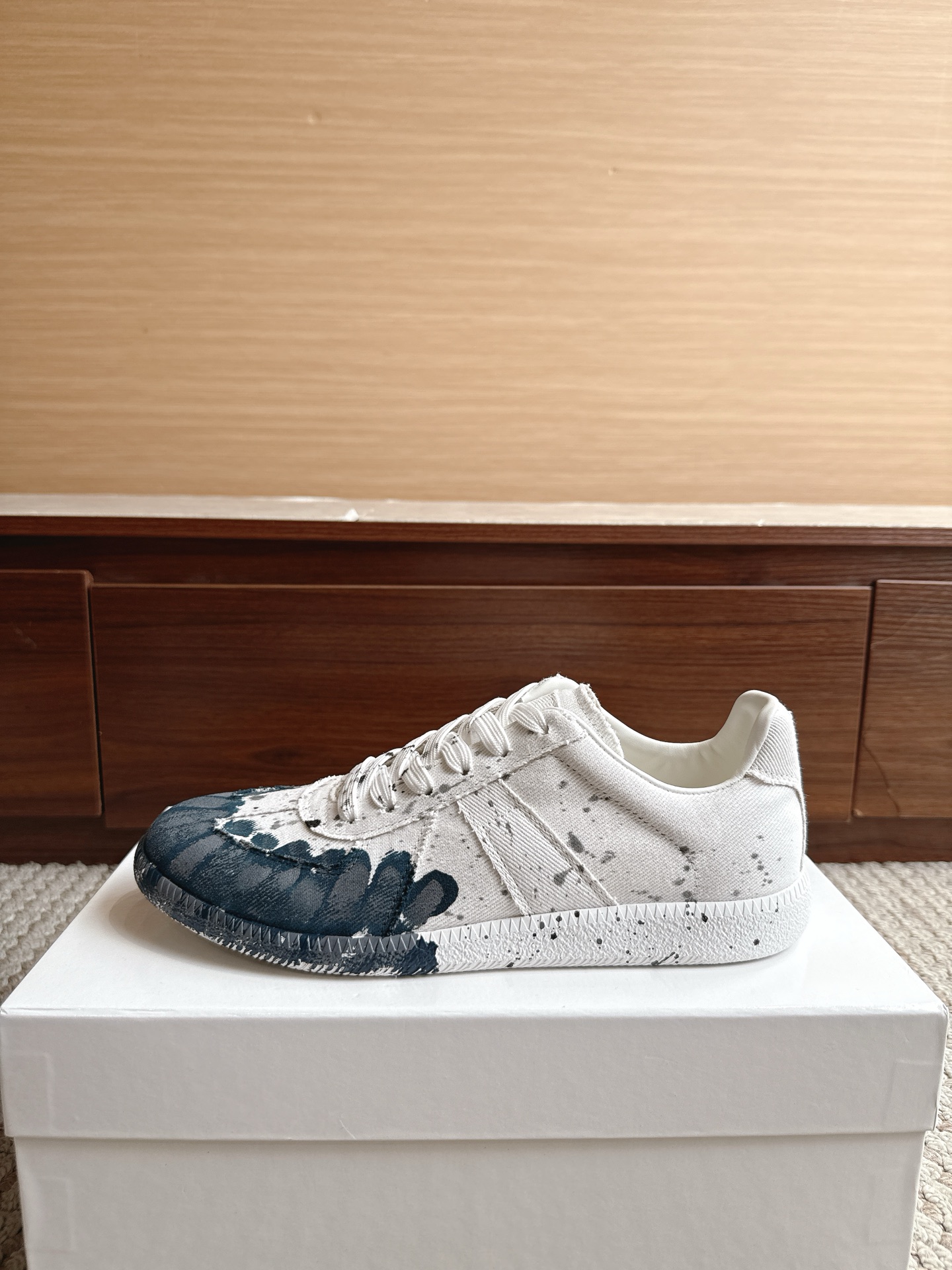 NO:867685,Purchasing agent level MaisonMargiela. Color: white cloth, dark green graffiti. Price: men's and women's sizes 35-47 (4647 custom made, non-refundable and non-exchangeable). Women's code graffiti, non-refundable and non-exchangeable. MaisonMargiela  MM6 Dexun casual shoes are a genius designer brand. An affordable luxury brand, they are versatile and comfortable. This German training shoe continues the classic T-shaped leather splicing design. It has been carefully improved by the design team many times, just to make you feel comfortable.  Experience the most original military flavor. The soft and delicate characteristics of the first-layer cowhide combined with the texture of suede cowhide make it not only super soft and comfortable, but also maintain good breathability. Comfort and texture go hand in hand, making it easy to wear with any combination in all seasons.  Fabric imported cowhide leather lining, casual shoes/sports shoes, masion margiela, masion margiela, sneakers, cowhide19860909代购级别马吉拉 颜色白布墨绿涂鸦 价格男女码35—47（4647订做不退不换） 女码涂鸦不退不换 MaisonMargiela MM6德训休闲鞋鬼才设计师品牌,一个轻奢品牌上脚很百搭哦,也很随脚舒适,这一款德国训练鞋延续了经典的T形真皮拼接设计,经过设计团队多次的精心改良,只为让您体验最原始的军旅味道,头层牛皮柔软细腻的特点与牛反绒牛皮的质感相结合使其既有超高的柔软舒适度,又同时保持不错的透气性能舒适与质感并行,轻松驾驭四季穿着任何搭配. 面料进口牛皮 内里牛皮,休闲鞋/运动鞋,masion margiela,masion margiela,sneakers,cowhide,Women's Shoes