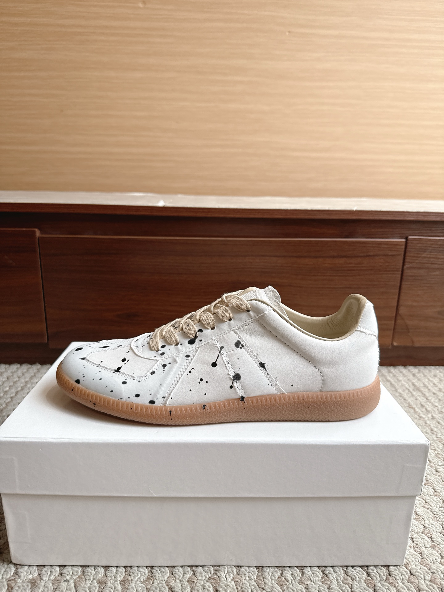 NO:867696,Purchasing agent level Maison Margiela, color with ink black spots, price for men and women's sizes 35-47 (4647 customized, non-returnable and non-exchangeable), women's code graffiti non-refundable and non-exchangeable, MaisonMargiela  MM6 Dexun casual shoes are a genius designer brand. An affordable luxury brand, they are versatile and comfortable. This German training shoe continues the classic T-shaped leather splicing design. It has been carefully improved by the design team many times, just to make you feel comfortable.  Experience the most original military flavor. The soft and delicate characteristics of the first-layer cowhide combined with the texture of suede cowhide make it not only super soft and comfortable, but also maintain good breathability. Comfort and texture go hand in hand, making it easy to wear with any combination in all seasons.  Fabric imported cowhide leather lining, casual shoes/sports shoes, masion margiela, masion margiela, sneakers, cowhide19860909代购级别马吉拉 颜色甩墨黑点 价格男女码35—47（4647订做不退不换） 女码涂鸦不退不换 MaisonMargiela MM6德训休闲鞋鬼才设计师品牌,一个轻奢品牌上脚很百搭哦,也很随脚舒适,这一款德国训练鞋延续了经典的T形真皮拼接设计,经过设计团队多次的精心改良,只为让您体验最原始的军旅味道,头层牛皮柔软细腻的特点与牛反绒牛皮的质感相结合使其既有超高的柔软舒适度,又同时保持不错的透气性能舒适与质感并行,轻松驾驭四季穿着任何搭配. 面料进口牛皮 内里牛皮,休闲鞋/运动鞋,masion margiela,masion margiela,sneakers,cowhide,Women's Shoes