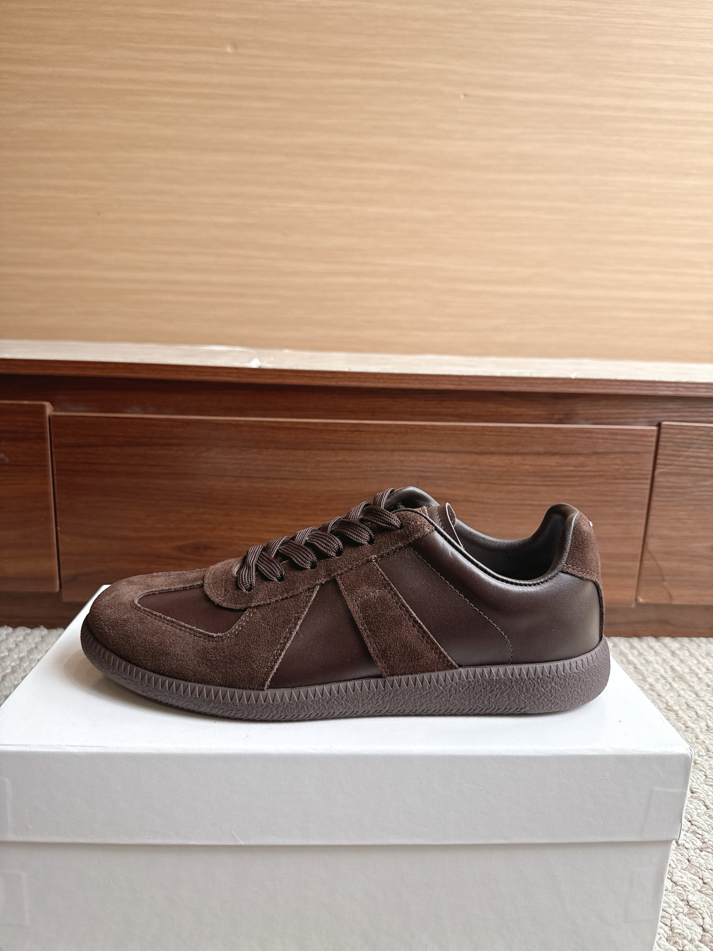 NO:867770,Purchasing agent level Maison Margiela. The color is all coffee brown. The price is men's and women's sizes 35-47 (4647 customized, non-refundable and non-exchangeable). MaisonMargiela  MM6 Dexun casual shoes are a genius designer brand. An affordable luxury brand, they are versatile and comfortable. This German training shoe continues the classic T-shaped leather splicing design. It has been carefully improved by the design team many times, just to make you feel comfortable.  Experience the most original military flavor. The soft and delicate characteristics of the first-layer cowhide combined with the texture of suede cowhide make it not only super soft and comfortable, but also maintain good breathability. Comfort and texture go hand in hand, making it easy to wear with any combination in all seasons.  Fabric imported cowhide leather lining, casual shoes/sports shoes, masion margiela, masion margiela, sneakers, cowhide19860909代购级别马吉拉 颜色全咖啡棕 价格男女码35—47（4647订做不退不换） MaisonMargiela MM6德训休闲鞋鬼才设计师品牌,一个轻奢品牌上脚很百搭哦,也很随脚舒适,这一款德国训练鞋延续了经典的T形真皮拼接设计,经过设计团队多次的精心改良,只为让您体验最原始的军旅味道,头层牛皮柔软细腻的特点与牛反绒牛皮的质感相结合使其既有超高的柔软舒适度,又同时保持不错的透气性能舒适与质感并行,轻松驾驭四季穿着任何搭配. 面料进口牛皮 内里牛皮,休闲鞋/运动鞋,masion margiela,masion margiela,sneakers,cowhide,Women's Shoes