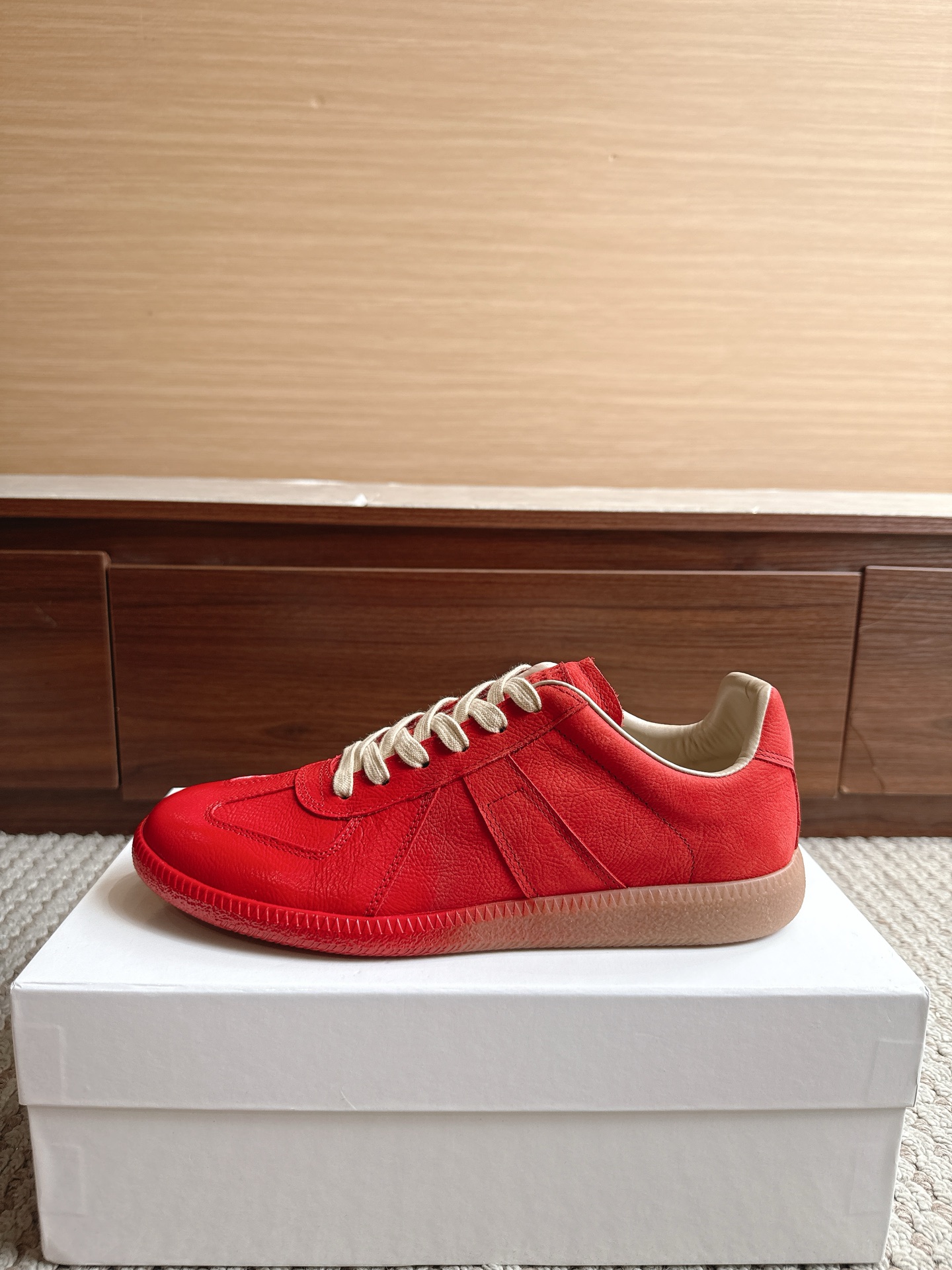 NO:867708,Purchasing agent level Maison Margiela Color Chinese red ink Price Men's and women's sizes 35-47 (4647 custom made, non-returnable and non-exchangeable) Women's code graffiti non-returnable and non-exchangeable MaisonMargiela  MM6 Dexun casual shoes are a genius designer brand. An affordable luxury brand, they are versatile and comfortable. This German training shoe continues the classic T-shaped leather splicing design. It has been carefully improved by the design team many times, just to make you feel comfortable.  Experience the most original military flavor. The soft and delicate characteristics of the first-layer cowhide combined with the texture of suede cowhide make it not only super soft and comfortable, but also maintain good breathability. Comfort and texture go hand in hand, making it easy to wear with any combination in all seasons.  Fabric imported cowhide leather lining, casual shoes/sports shoes, masion margiela, masion margiela, sneakers, cowhide19860909代购级别马吉拉 颜色中国红淋墨 价格男女码35—47（4647订做不退不换） 女码涂鸦不退不换 MaisonMargiela MM6德训休闲鞋鬼才设计师品牌,一个轻奢品牌上脚很百搭哦,也很随脚舒适,这一款德国训练鞋延续了经典的T形真皮拼接设计,经过设计团队多次的精心改良,只为让您体验最原始的军旅味道,头层牛皮柔软细腻的特点与牛反绒牛皮的质感相结合使其既有超高的柔软舒适度,又同时保持不错的透气性能舒适与质感并行,轻松驾驭四季穿着任何搭配. 面料进口牛皮 内里牛皮,休闲鞋/运动鞋,masion margiela,masion margiela,sneakers,cowhide,Women's Shoes