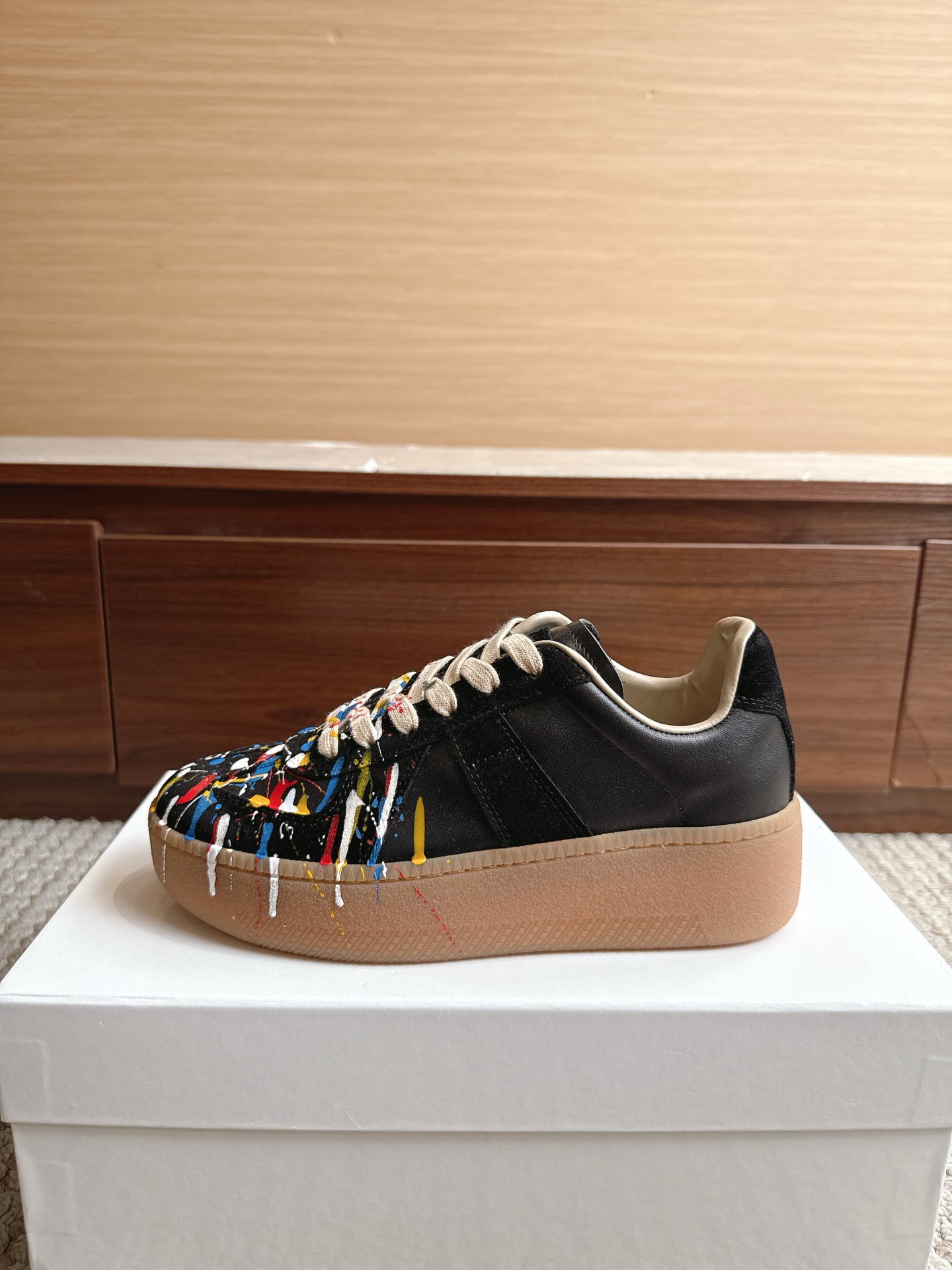 NO:867720,Purchasing agent level Maison Margiela Color Thick base color graffiti Price Men's and women's sizes 35-47 (4647 custom made, non-refundable and non-exchangeable) Women's code graffiti non-refundable and non-exchangeable MaisonMargiela  MM6 Dexun casual shoes are a genius designer brand. An affordable luxury brand, they are versatile and comfortable. This German training shoe continues the classic T-shaped leather splicing design. It has been carefully improved by the design team many times, just to make you feel comfortable.  Experience the most original military flavor. The soft and delicate characteristics of the first-layer cowhide combined with the texture of suede cowhide make it not only super soft and comfortable, but also maintain good breathability. Comfort and texture go hand in hand, making it easy to wear with any combination in all seasons.  Fabric imported cowhide leather lining, casual shoes/sports shoes, masion margiela, masion margiela, sneakers, cowhide19860909代购级别马吉拉 颜色厚底彩涂鸦 价格男女码35—47（4647订做不退不换） 女码涂鸦不退不换 MaisonMargiela MM6德训休闲鞋鬼才设计师品牌,一个轻奢品牌上脚很百搭哦,也很随脚舒适,这一款德国训练鞋延续了经典的T形真皮拼接设计,经过设计团队多次的精心改良,只为让您体验最原始的军旅味道,头层牛皮柔软细腻的特点与牛反绒牛皮的质感相结合使其既有超高的柔软舒适度,又同时保持不错的透气性能舒适与质感并行,轻松驾驭四季穿着任何搭配. 面料进口牛皮 内里牛皮,休闲鞋/运动鞋,masion margiela,masion margiela,sneakers,cowhide,Women's Shoes