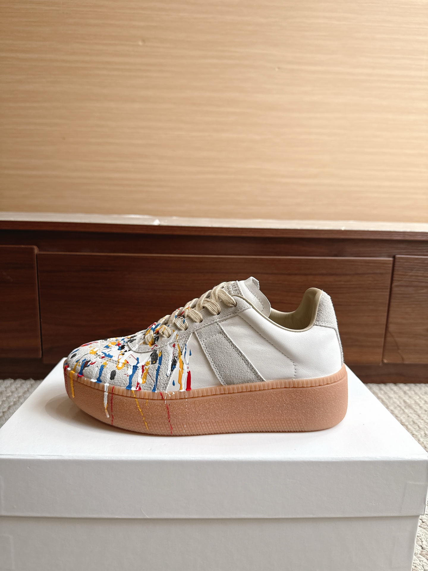 NO:867732,Purchasing agent level MaisonMargiela Color Thick bottom white graffiti Price Men's and women's sizes 35-47 (4647 custom-made non-returnable and non-exchangeable) Women's code graffiti non-returnable and non-exchangeable MaisonMargiela  MM6 Dexun casual shoes are a genius designer brand. An affordable luxury brand, they are versatile and comfortable. This German training shoe continues the classic T-shaped leather splicing design. It has been carefully improved by the design team many times, just to make you feel comfortable.  Experience the most original military flavor. The soft and delicate characteristics of the first-layer cowhide combined with the texture of suede cowhide make it not only super soft and comfortable, but also maintain good breathability. Comfort and texture go hand in hand, making it easy to wear with any combination in all seasons.  Fabric imported cowhide leather lining, casual shoes/sports shoes, masion margiela, masion margiela, sneakers, cowhide19860909代购级别马吉拉 颜色厚底白彩涂鸦 价格男女码35—47（4647订做不退不换） 女码涂鸦不退不换 MaisonMargiela MM6德训休闲鞋鬼才设计师品牌,一个轻奢品牌上脚很百搭哦,也很随脚舒适,这一款德国训练鞋延续了经典的T形真皮拼接设计,经过设计团队多次的精心改良,只为让您体验最原始的军旅味道,头层牛皮柔软细腻的特点与牛反绒牛皮的质感相结合使其既有超高的柔软舒适度,又同时保持不错的透气性能舒适与质感并行,轻松驾驭四季穿着任何搭配. 面料进口牛皮 内里牛皮,休闲鞋/运动鞋,masion margiela,masion margiela,sneakers,cowhide,Women's Shoes