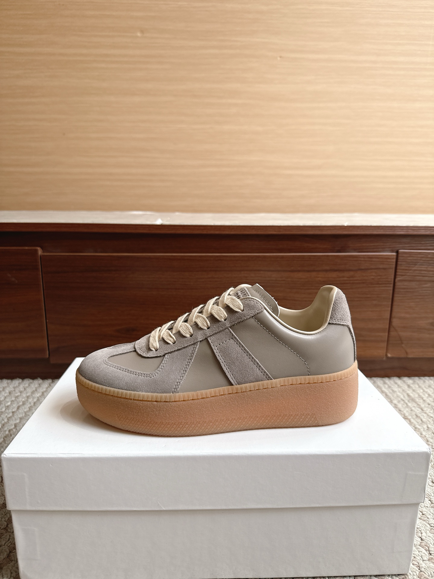 NO:867744,Purchasing agent level Maison Margiela Color thick sole Elephant Gray Price Men’s and women’s sizes 35-47 (4647 custom made, non-refundable and non-exchangeable) Women’s size non-returnable and non-exchangeable MaisonMargiela  MM6 Dexun casual shoes are a genius designer brand. An affordable luxury brand, they are versatile and comfortable. This German training shoe continues the classic T-shaped leather splicing design. It has been carefully improved by the design team many times, just to make you feel comfortable.  Experience the most original military flavor. The soft and delicate characteristics of the first-layer cowhide combined with the texture of suede cowhide make it not only super soft and comfortable, but also maintain good breathability. Comfort and texture go hand in hand, making it easy to wear with any combination in all seasons.  Fabric imported cowhide leather lining, casual shoes/sports shoes, masion margiela, masion margiela, sneakers, cowhide19860909代购级别马吉拉 颜色厚底大象灰 价格男女码35—47（4647订做不退不换） 女码不退不换 MaisonMargiela MM6德训休闲鞋鬼才设计师品牌,一个轻奢品牌上脚很百搭哦,也很随脚舒适,这一款德国训练鞋延续了经典的T形真皮拼接设计,经过设计团队多次的精心改良,只为让您体验最原始的军旅味道,头层牛皮柔软细腻的特点与牛反绒牛皮的质感相结合使其既有超高的柔软舒适度,又同时保持不错的透气性能舒适与质感并行,轻松驾驭四季穿着任何搭配. 面料进口牛皮 内里牛皮,休闲鞋/运动鞋,masion margiela,masion margiela,sneakers,cowhide,Women's Shoes