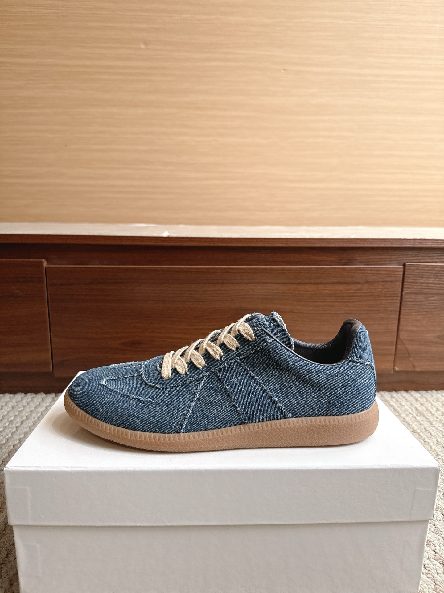 NO:867753,Purchasing agent level Maison Margiela Color denim blue Price Men's and women's sizes 35-47 (4647 custom made, non-refundable and non-exchangeable) Women's code non-returnable and non-exchangeable MaisonMargiela  MM6 Dexun casual shoes are a genius designer brand. An affordable luxury brand, they are versatile and comfortable. This German training shoe continues the classic T-shaped leather splicing design. It has been carefully improved by the design team many times, just to make you feel comfortable.  Experience the most original military flavor. The soft and delicate characteristics of the first-layer cowhide combined with the texture of suede cowhide make it not only super soft and comfortable, but also maintain good breathability. Comfort and texture go hand in hand, making it easy to wear with any combination in all seasons.  Fabric imported cowhide leather lining, casual shoes/sports shoes, masion margiela, masion margiela, sneakers, cowhide19860909代购级别马吉拉 颜色牛仔蓝 价格男女码35—47（4647订做不退不换） 女码不退不换 MaisonMargiela MM6德训休闲鞋鬼才设计师品牌,一个轻奢品牌上脚很百搭哦,也很随脚舒适,这一款德国训练鞋延续了经典的T形真皮拼接设计,经过设计团队多次的精心改良,只为让您体验最原始的军旅味道,头层牛皮柔软细腻的特点与牛反绒牛皮的质感相结合使其既有超高的柔软舒适度,又同时保持不错的透气性能舒适与质感并行,轻松驾驭四季穿着任何搭配. 面料进口牛皮 内里牛皮,休闲鞋/运动鞋,masion margiela,masion margiela,sneakers,cowhide,Women's Shoes