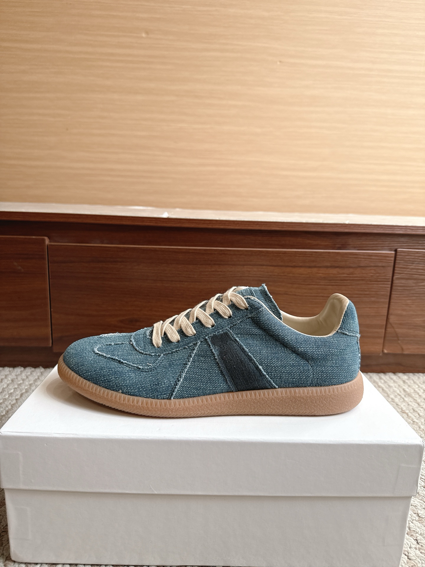 NO:867762,Purchasing agent level Maison Margiela Color washed blue Price Men's and women's sizes 35-47 (4647 custom made, non-refundable and non-exchangeable) Women's sizes non-refundable and non-exchangeable MaisonMargiela  MM6 Dexun casual shoes are a genius designer brand. An affordable luxury brand, they are versatile and comfortable. This German training shoe continues the classic T-shaped leather splicing design. It has been carefully improved by the design team many times, just to make you feel comfortable.  Experience the most original military flavor. The soft and delicate characteristics of the first-layer cowhide combined with the texture of suede cowhide make it not only super soft and comfortable, but also maintain good breathability. Comfort and texture go hand in hand, making it easy to wear with any combination in all seasons.  Fabric imported cowhide leather lining, casual shoes/sports shoes, masion margiela, masion margiela, sneakers, cowhide19860909代购级别马吉拉 颜色水洗蓝 价格男女码35—47（4647订做不退不换） 女码不退不换 MaisonMargiela MM6德训休闲鞋鬼才设计师品牌,一个轻奢品牌上脚很百搭哦,也很随脚舒适,这一款德国训练鞋延续了经典的T形真皮拼接设计,经过设计团队多次的精心改良,只为让您体验最原始的军旅味道,头层牛皮柔软细腻的特点与牛反绒牛皮的质感相结合使其既有超高的柔软舒适度,又同时保持不错的透气性能舒适与质感并行,轻松驾驭四季穿着任何搭配. 面料进口牛皮 内里牛皮,休闲鞋/运动鞋,masion margiela,masion margiela,sneakers,cowhide,Women's Shoes