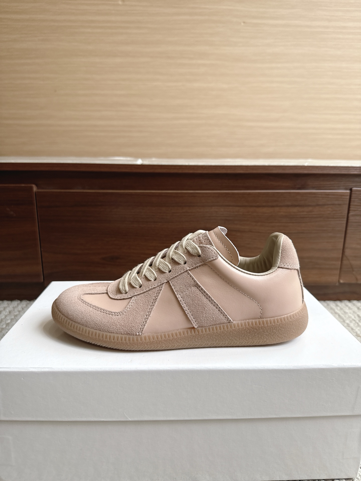 NO:867777,Purchasing agent level Maison Margiela Color Cherry Price Men's and women's sizes 35-47 (4647 custom-made, non-refundable and non-exchangeable) MaisonMargiela  MM6 Dexun casual shoes are a genius designer brand. An affordable luxury brand, they are versatile and comfortable. This German training shoe continues the classic T-shaped leather splicing design. It has been carefully improved by the design team many times, just to make you feel comfortable.  Experience the most original military flavor. The soft and delicate characteristics of the first-layer cowhide combined with the texture of suede cowhide make it not only super soft and comfortable, but also maintain good breathability. Comfort and texture go hand in hand, making it easy to wear with any combination in all seasons.  Fabric imported cowhide leather lining, casual shoes/sports shoes, masion margiela, masion margiela, sneakers, cowhide19860909代购级别马吉拉 颜色樱桃色 价格男女码35—47（4647订做不退不换） MaisonMargiela MM6德训休闲鞋鬼才设计师品牌,一个轻奢品牌上脚很百搭哦,也很随脚舒适,这一款德国训练鞋延续了经典的T形真皮拼接设计,经过设计团队多次的精心改良,只为让您体验最原始的军旅味道,头层牛皮柔软细腻的特点与牛反绒牛皮的质感相结合使其既有超高的柔软舒适度,又同时保持不错的透气性能舒适与质感并行,轻松驾驭四季穿着任何搭配. 面料进口牛皮 内里牛皮,休闲鞋/运动鞋,masion margiela,masion margiela,sneakers,cowhide,Women's Shoes