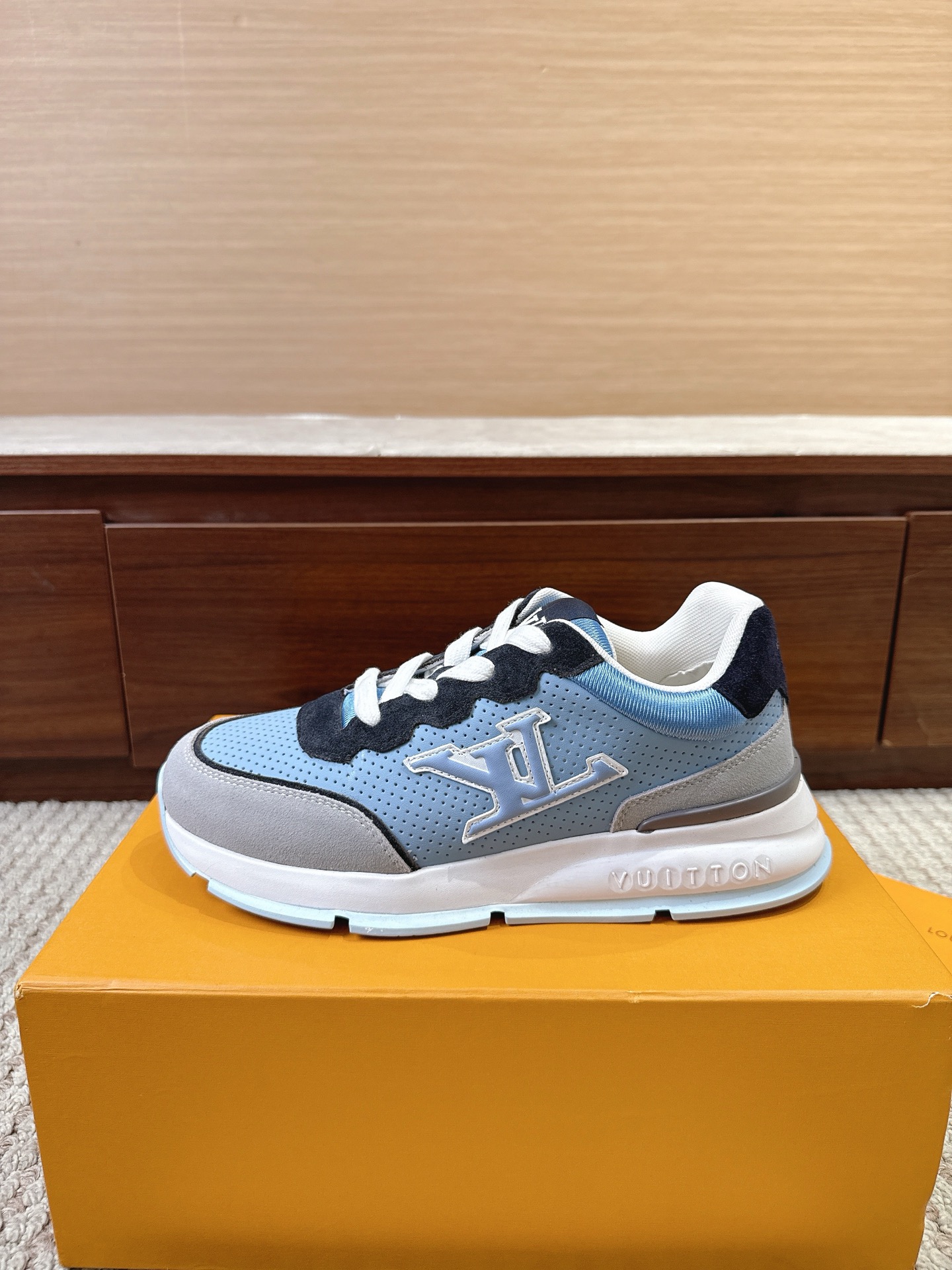 NO:867686,Top version, sizes 35–46. Please pay attention to our packaging and quality for the price!  Louis*Vuitto* LV Trainer Sports European Purchasing Agency Purchased for 1W RMB. It took a month to develop a private mold for the outsole and fabric. Three sets of molds were scrapped for the upper, and then it was perfectly adjusted to the original version. It is definitely a comfortable product that cost a lot of money and thought. This series was designed after the arrival of Vifgil. It is favored by many fans every quarter. It can be matched with different fashions to show your personality. Private mold luxury Luo Shi TPU original outsole  Original packaging, casual shoes/sports shoes, louis vuitton, louis vuitton, sneakers19860909顶级版本 尺码35–46 价格请认准我家包装和品质！ Louis*Vuitto* LV Trainer 运动欧洲代购1W RMB购入 历时一个月爆拆开发 大底和面料私模 鞋面更是报废了三套模具 才完美调整至原版一致较果 绝对下血本费心思的一款舒适 自Vifgil到来之后而设计的这一系列 每一季度都深受众多粉丝的青睐 搭配不同的时尚更显个性哦 私模奢华洛施 TPU原版大底 原版包装,休闲鞋/运动鞋,louis vuitton,louis vuitton,sneakers,Women's Shoes